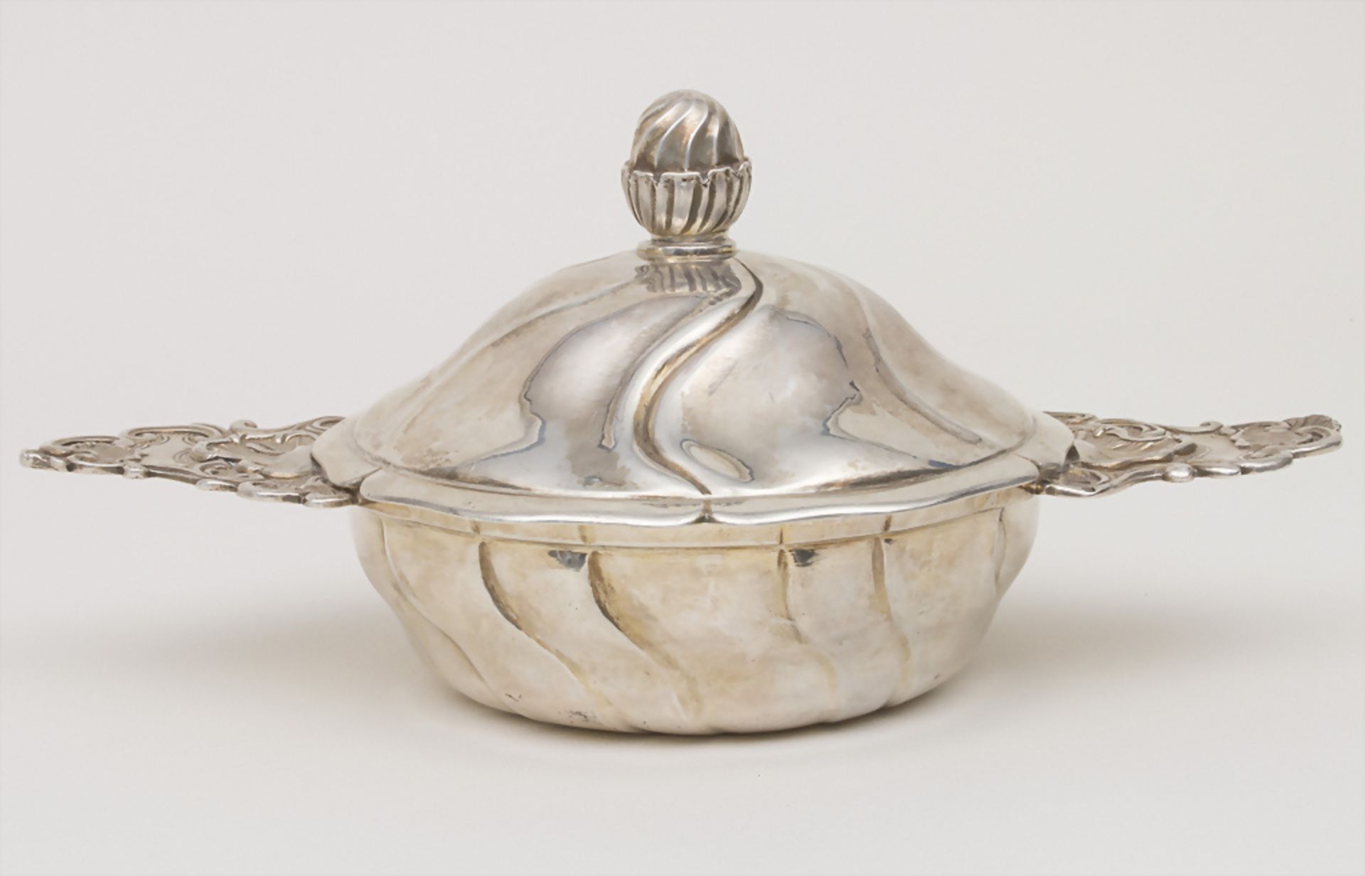 Legumier / Wöchnerinnenschüssel / Ecuelle / A silver tureen, Ferdinand Arpin, Paris, um 1890 - Bild 3 aus 9