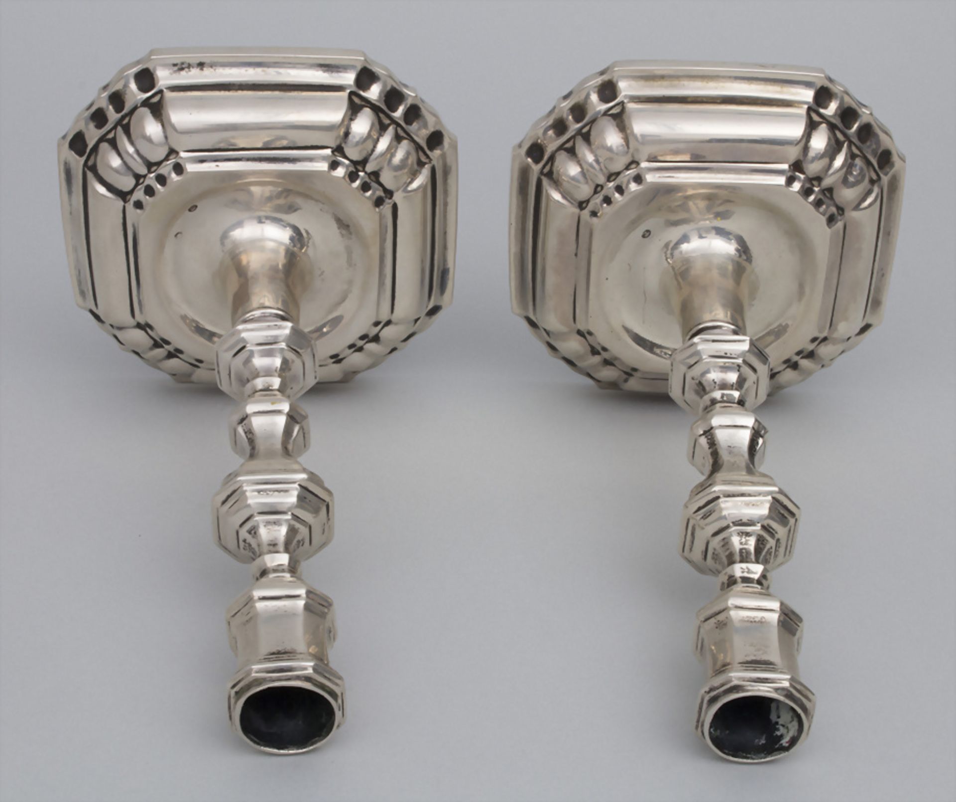 Paar Barock Leuchter / A pair of Baroque silver candlesticks, wohl deutsch, um 1740 - Bild 3 aus 6