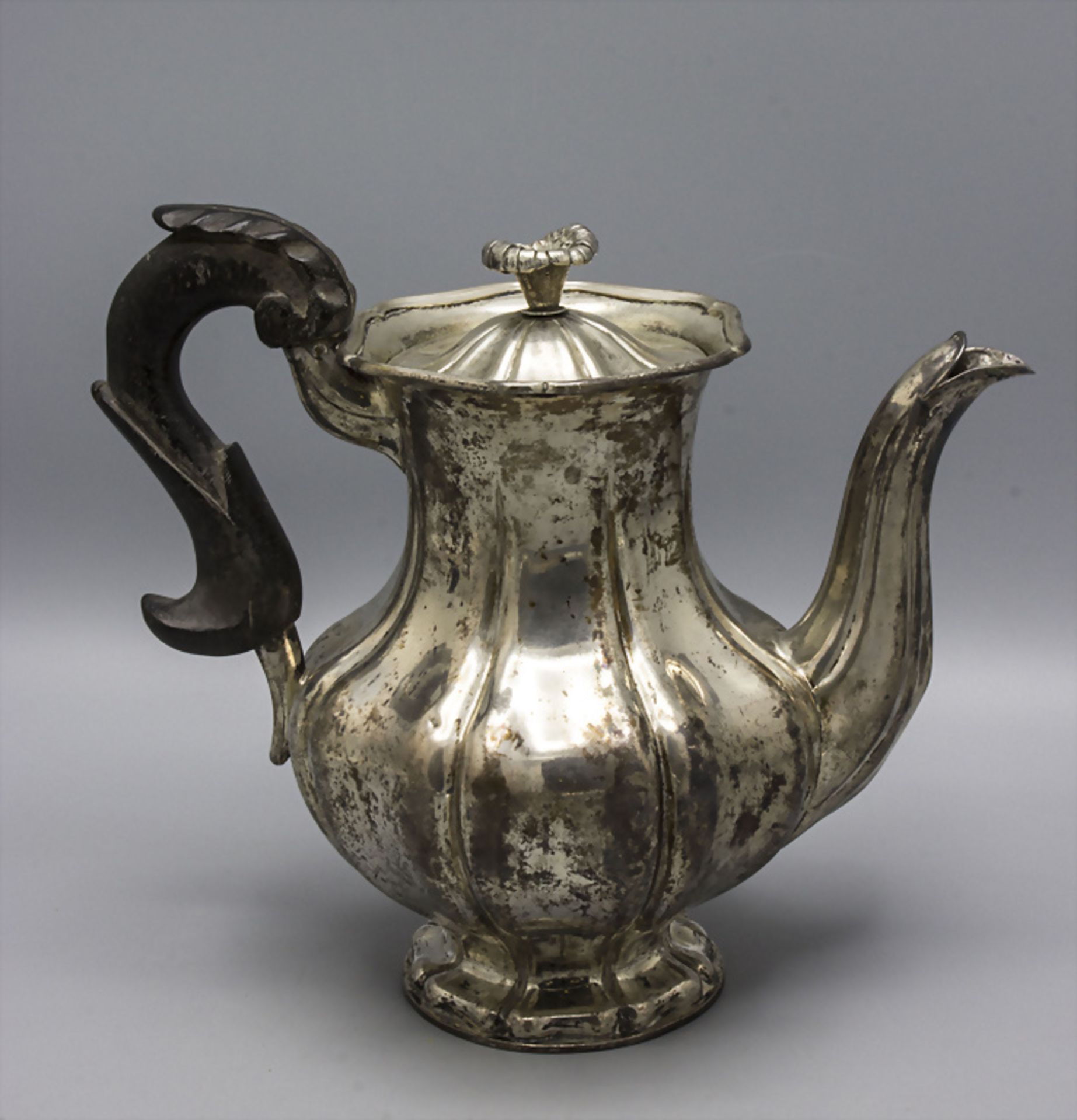 Biedermeier Kaffeekanne mit Adelswappen / A silver coffee pot with coat of arms, Humber & ... - Image 2 of 5