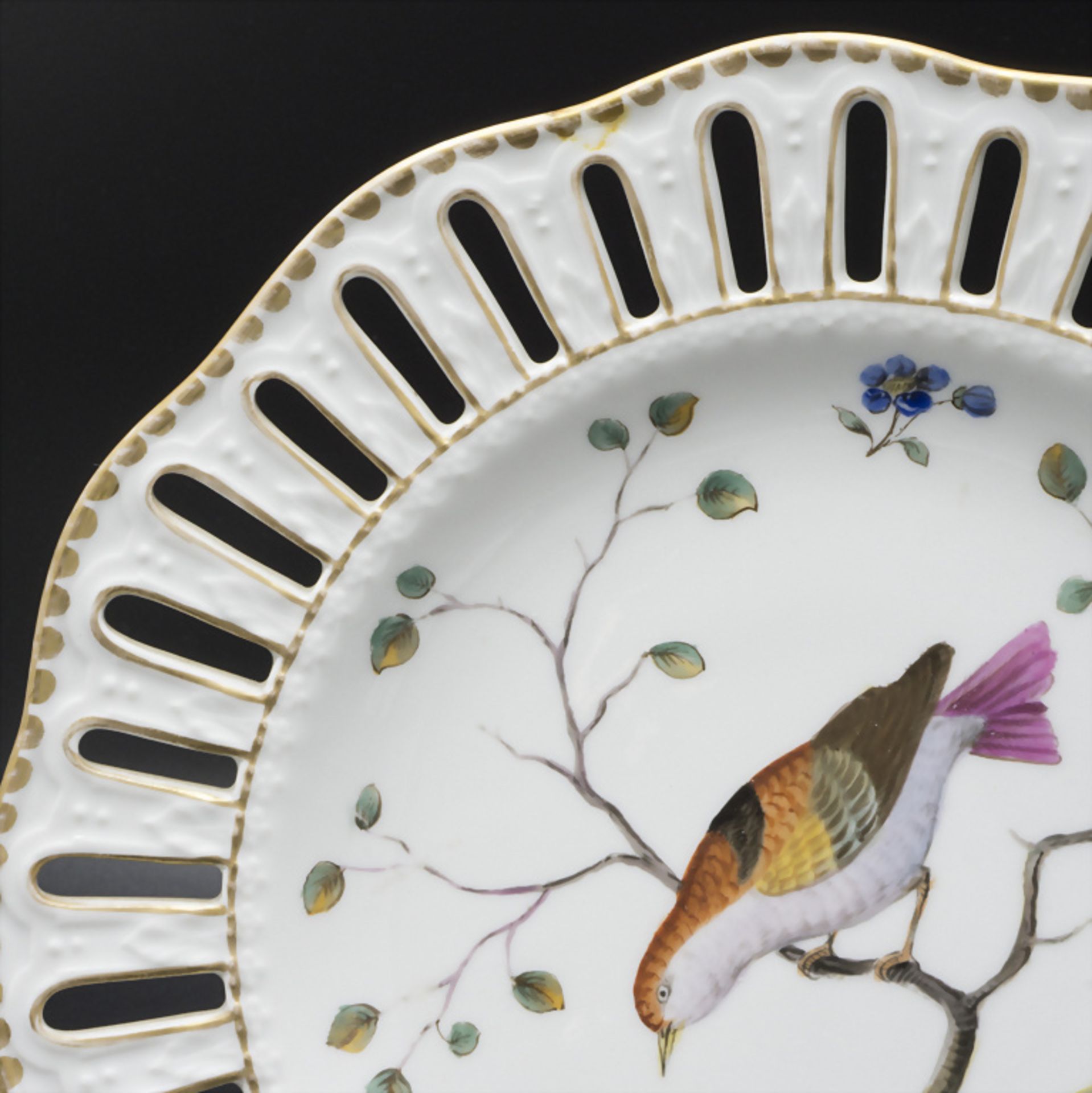 Durchbruchteller mit Vogelmalerei / A reticulated plate with bird painting, Meissen, wohl 18. Jh. - Bild 3 aus 4