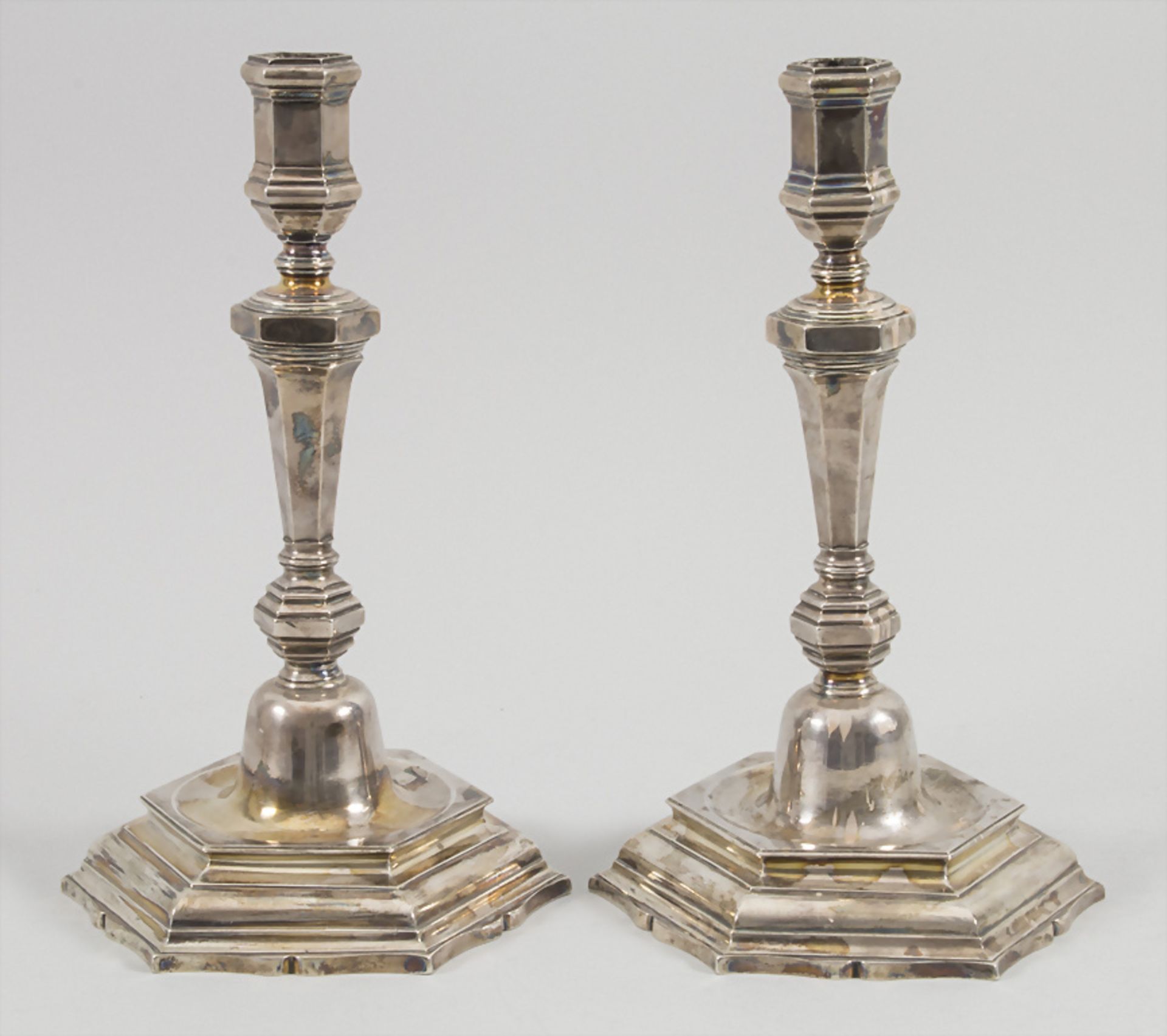 Paar Kerzenleuchter / A pair of silver candlesticks, St. Omer, Frankreich, um 1750