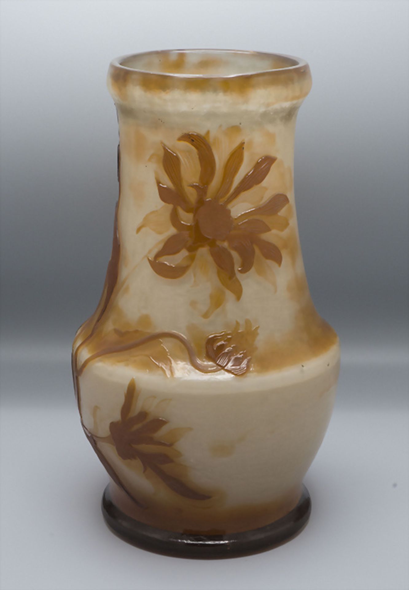 Jugendstil Vase mit Chrysanthemen / An Art Nouveau cameo glass vase with Chrysanthemum, Emile ... - Bild 2 aus 7