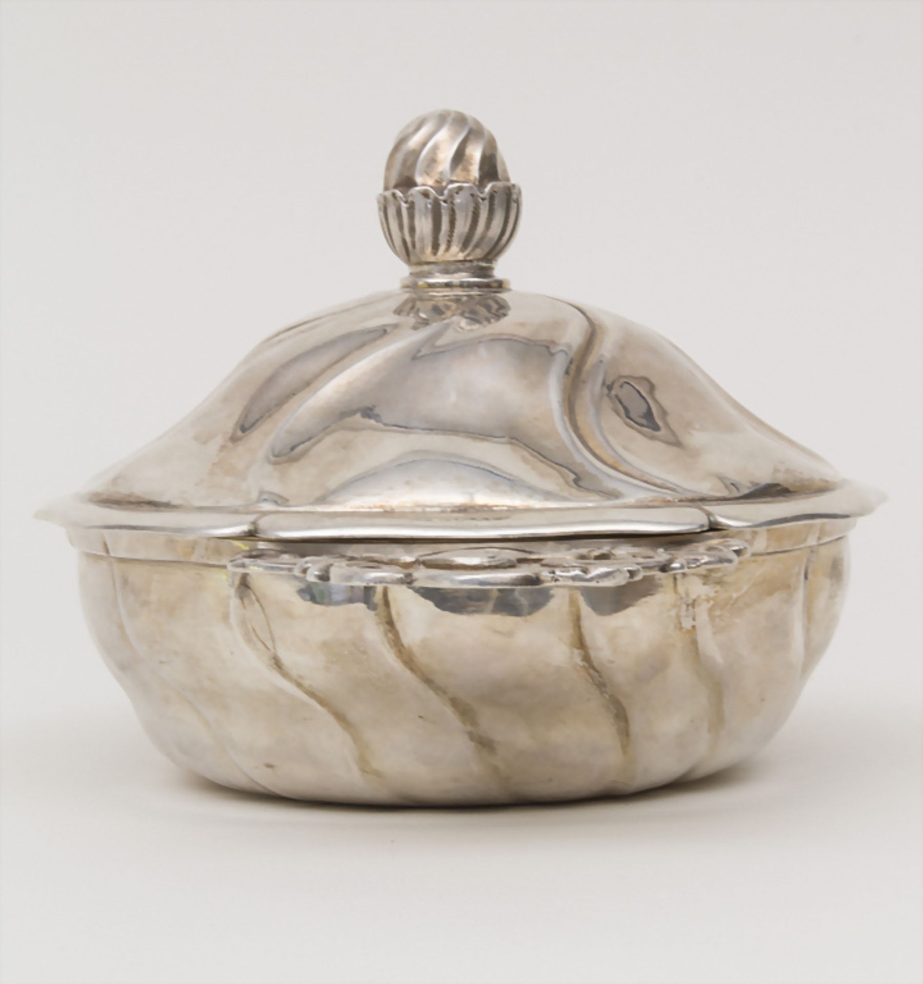 Legumier / Wöchnerinnenschüssel / Ecuelle / A silver tureen, Ferdinand Arpin, Paris, um 1890 - Bild 4 aus 9