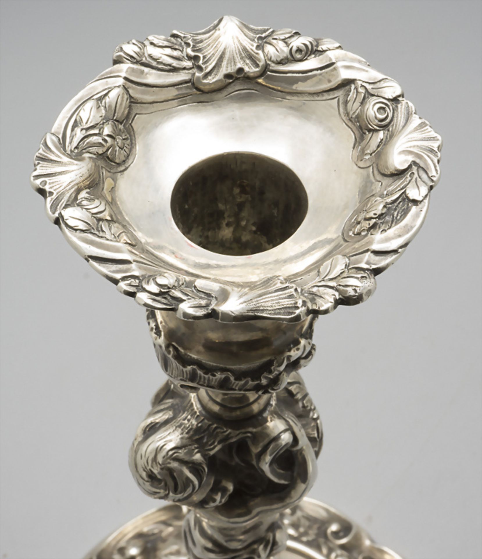 Paar Rokoko Silber Kerzenleuchter / A pair of Rococo silver candlesticks, John Cafe, London, 1749 - Image 10 of 27