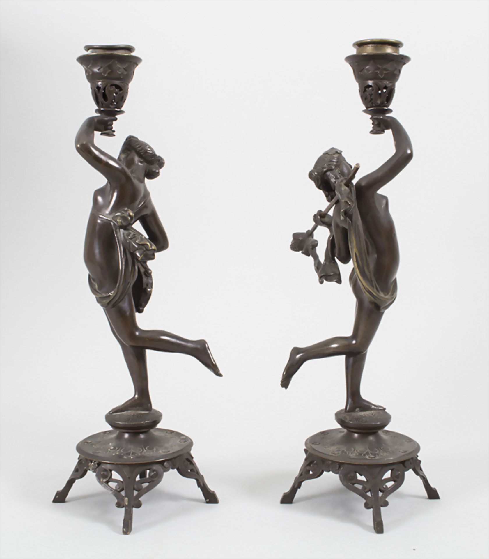 Paar figürliche Bronzeleuchter 'Musen' / A pair of bronze candleholder 'muses', Frankreich, 19. Jh. - Bild 2 aus 6