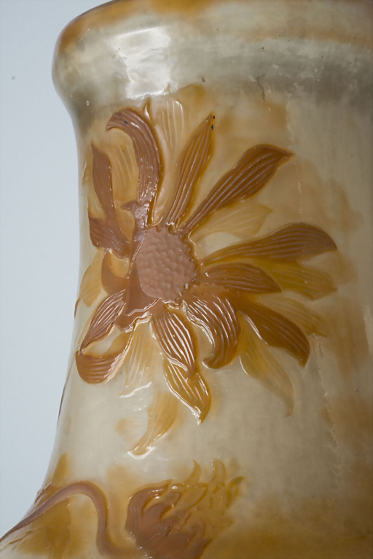 Jugendstil Vase mit Chrysanthemen / An Art Nouveau cameo glass vase with Chrysanthemum, Emile ... - Bild 7 aus 7