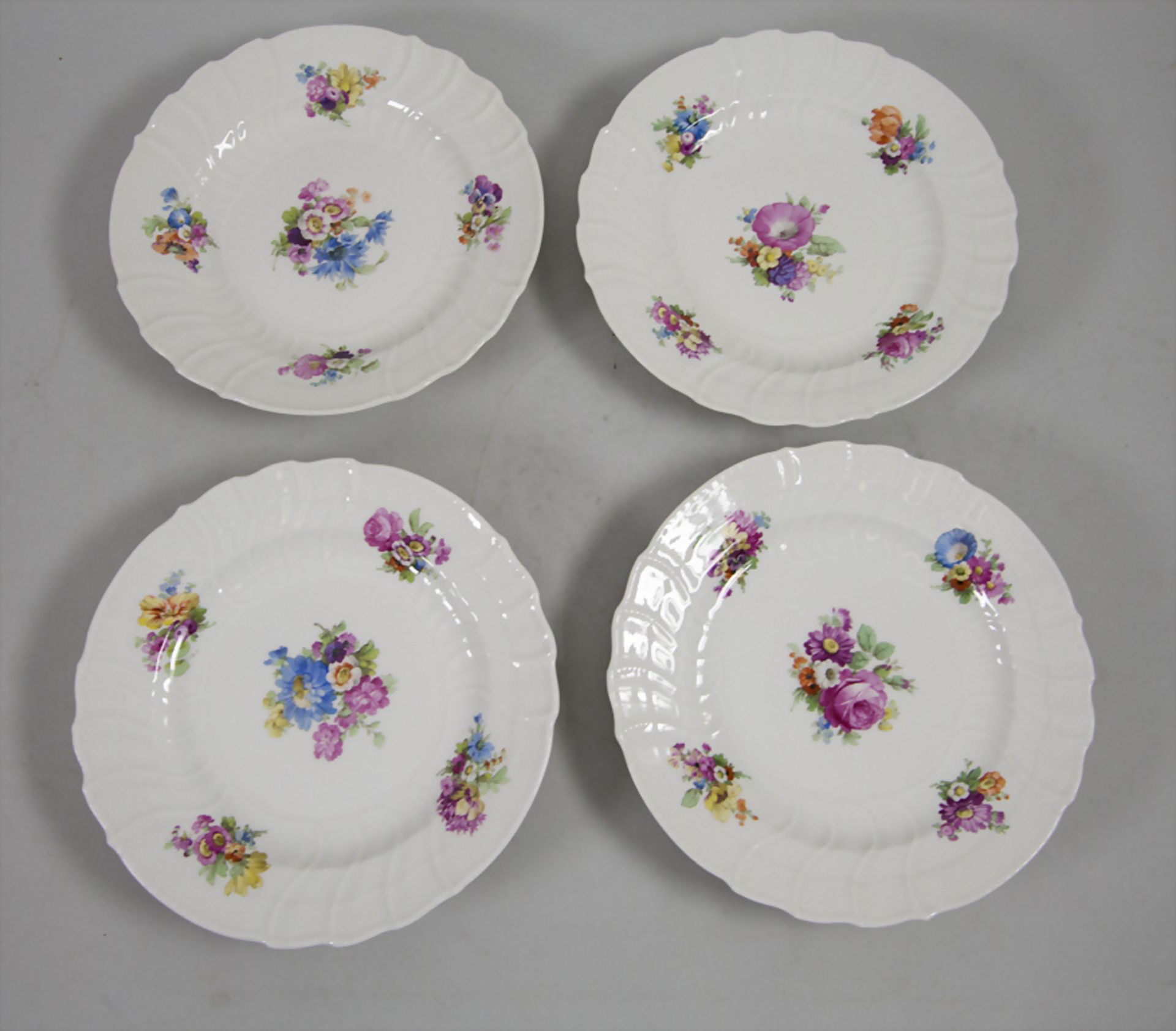 Vier Suppenteller mit Blumenbouquetmalerei / Four soup plates with flower bouquet painting, ...