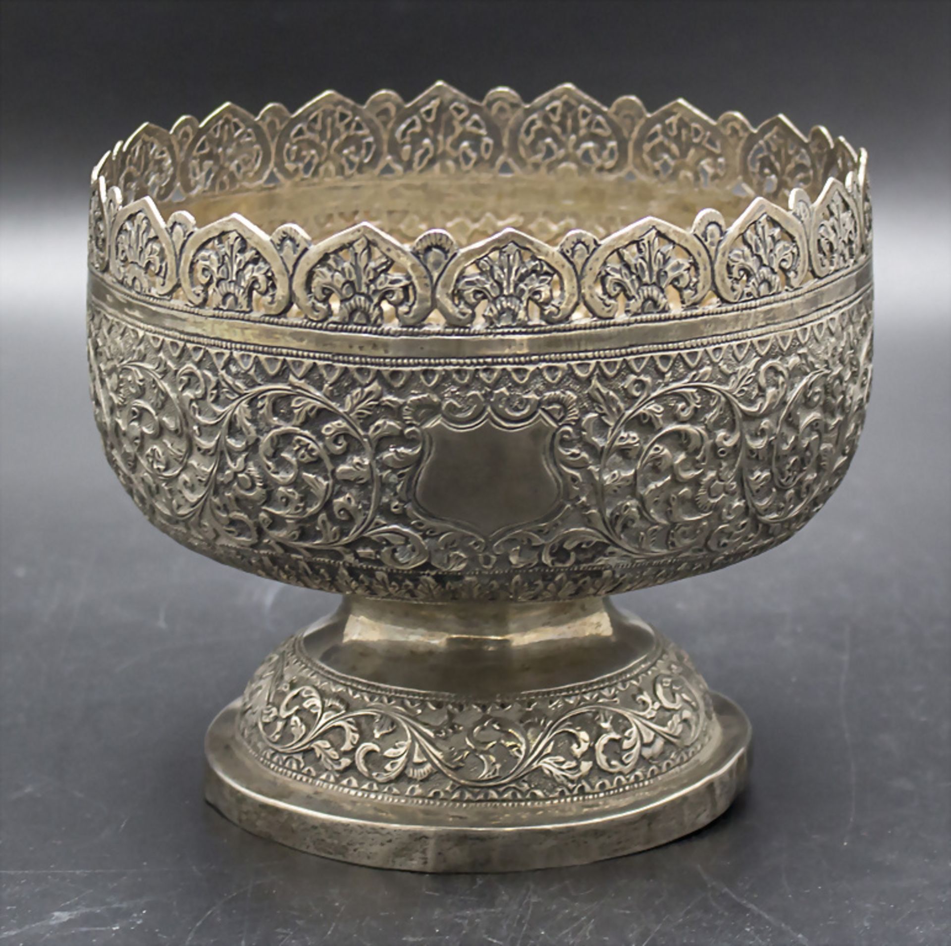 Ornamentierte Fußschale / A silver ornamented footed bowl, Persien