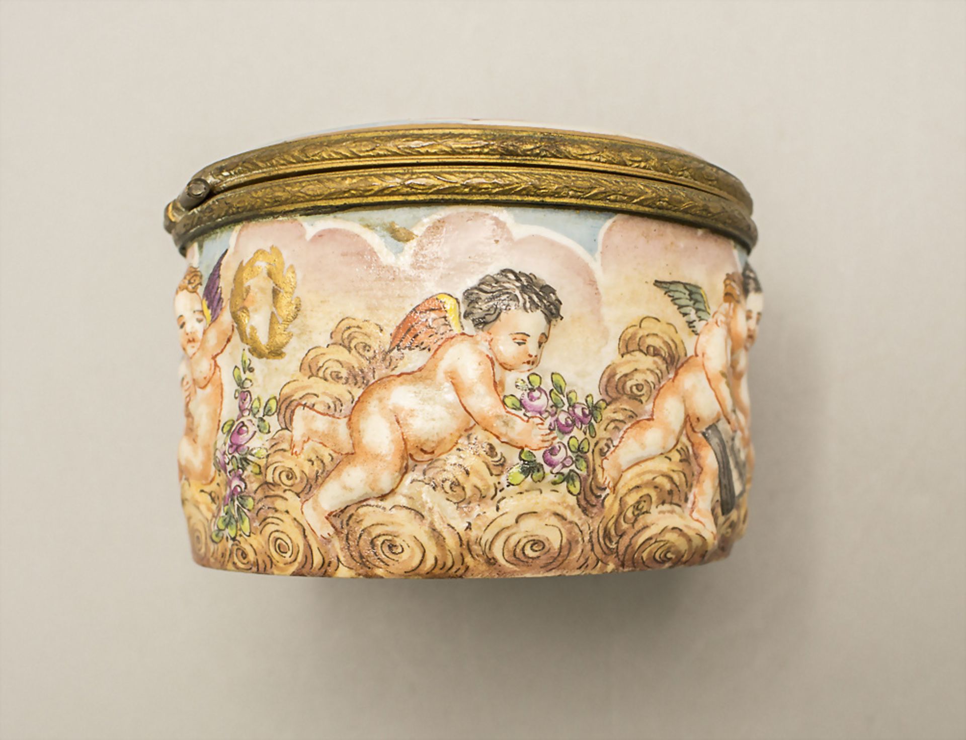 Runde Deckeldose mit Putten / A lidded box with cherubs, Neapel-Marke, Mitte 19. Jh. - Bild 7 aus 9