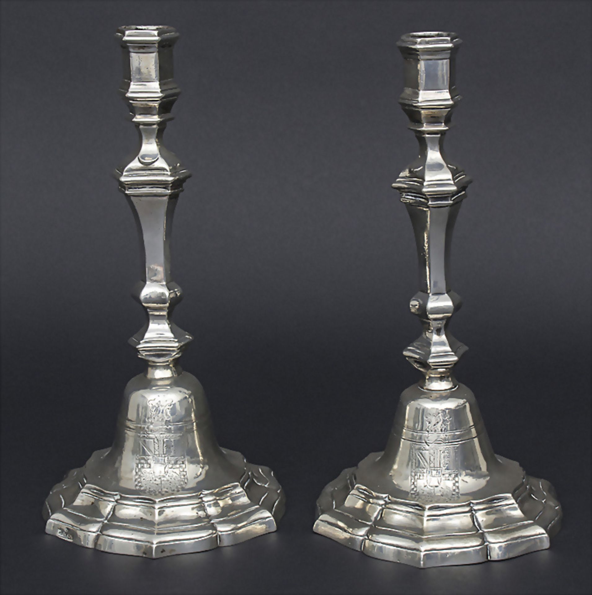 Paar Barock Kerzenleuchter mit Adelswappen / A pair of silver candlesticks with nobel coat of ... - Bild 2 aus 6