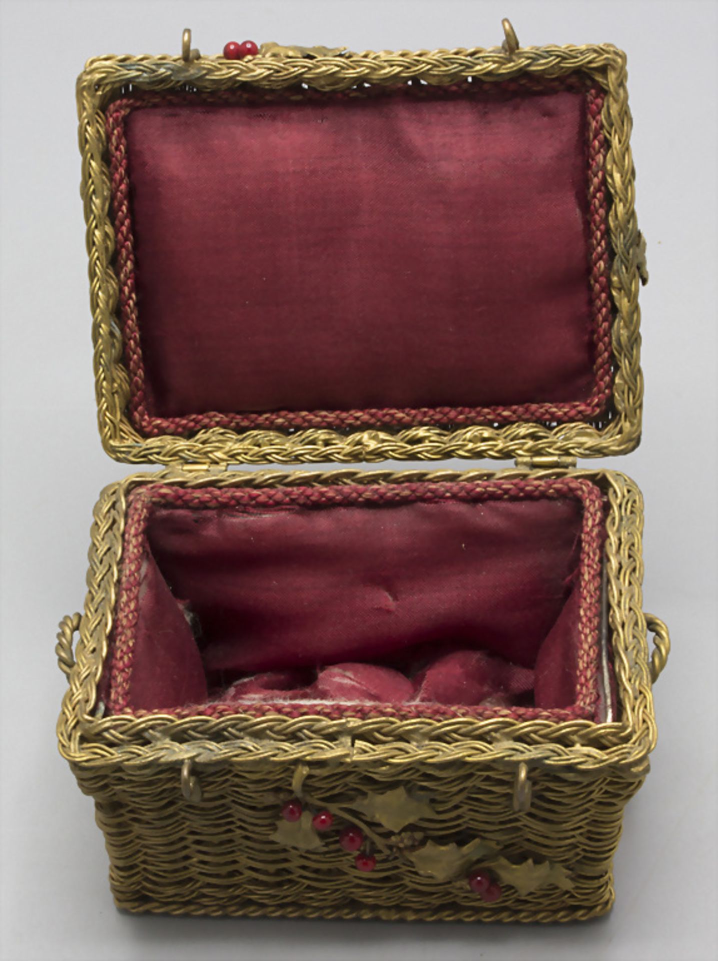 Miniatur Weidentruhe als Schmuckdose / A miniature bronze willow chest with holly branches as ... - Bild 3 aus 4