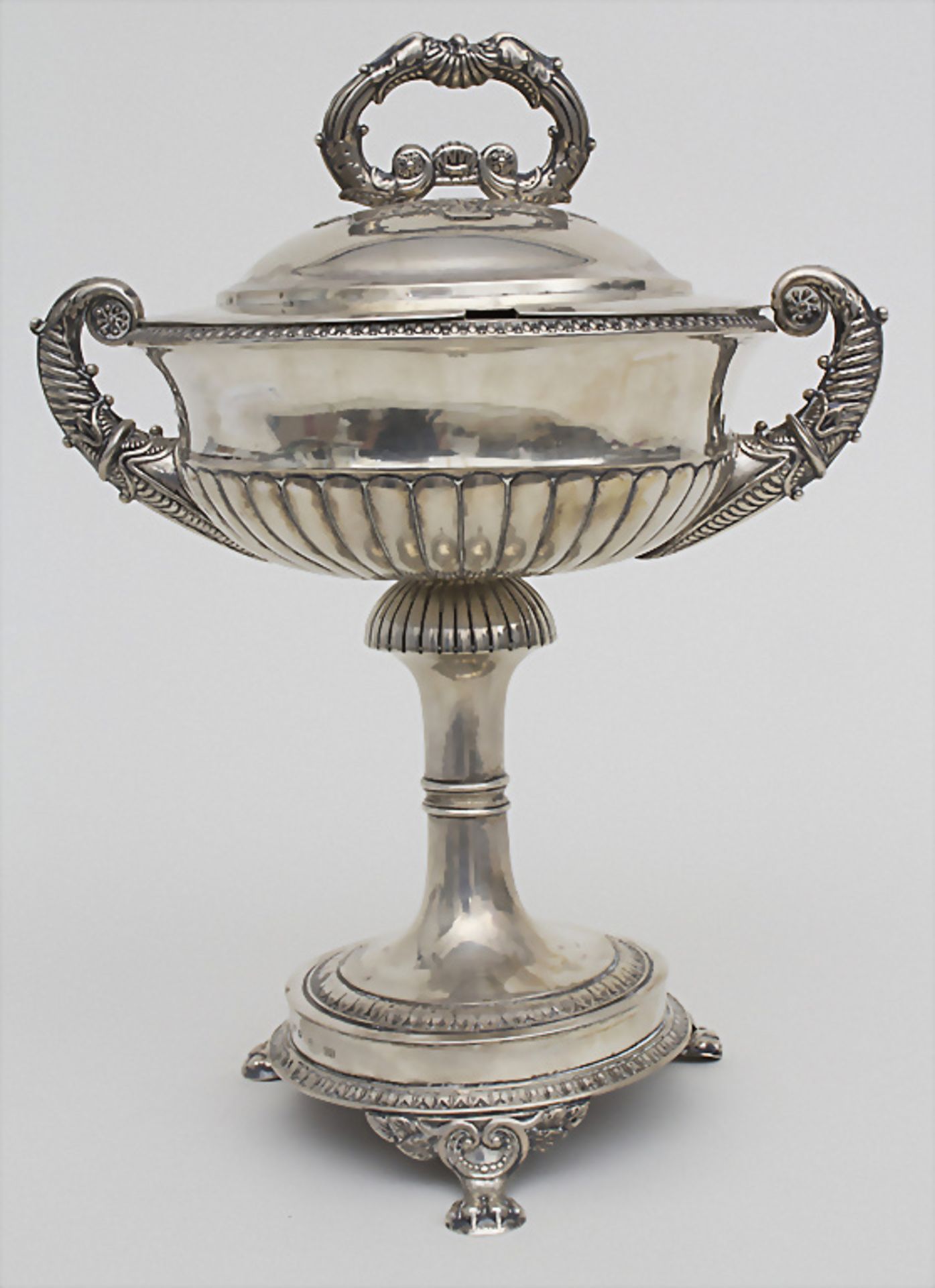 Bonboniere / A footed silver dish with cover, Orebro, Schweden, 1817