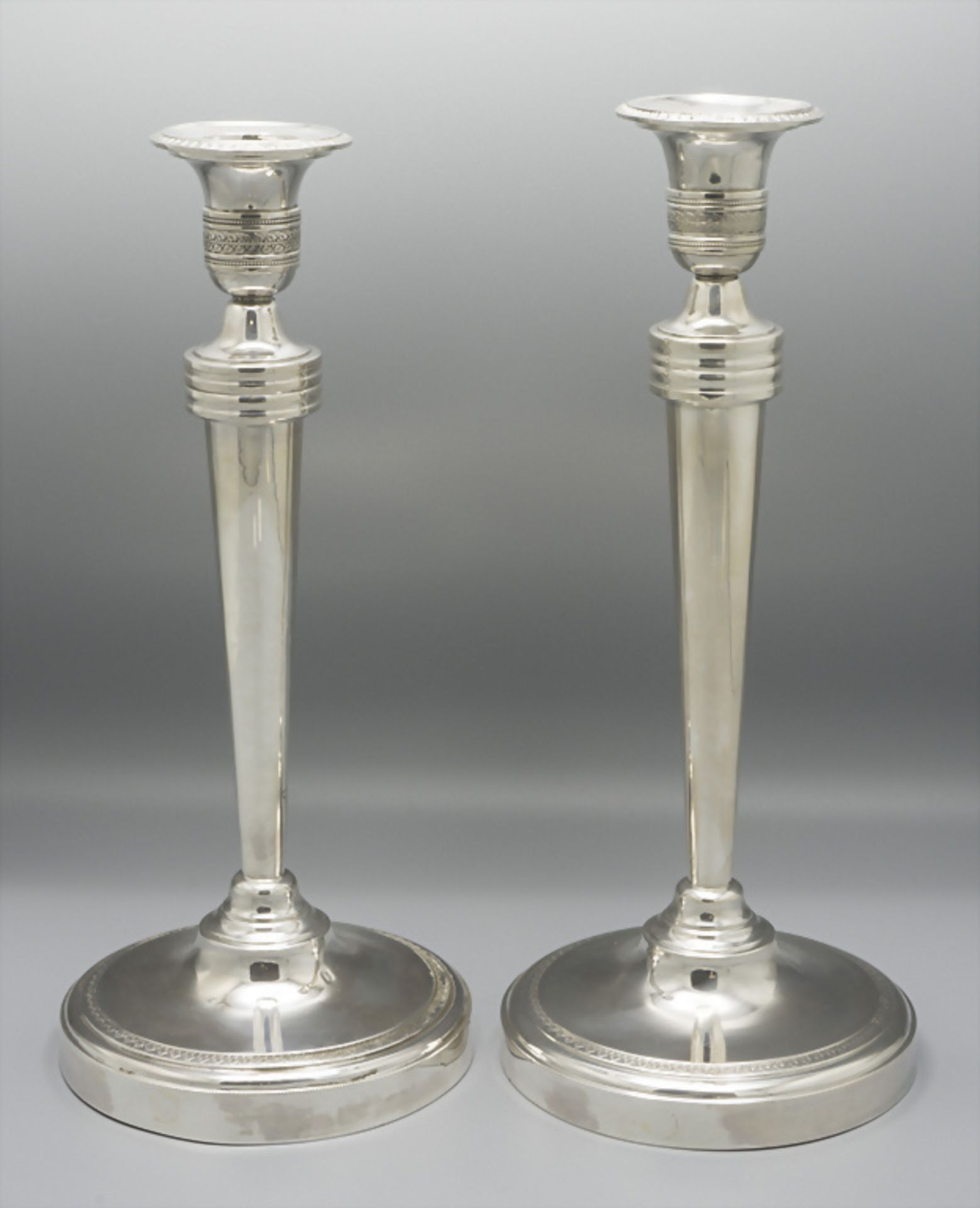 Paar Empire Kerzenleuchter / Paire de bougoirs Empire en argent massif / A pair of silver ...