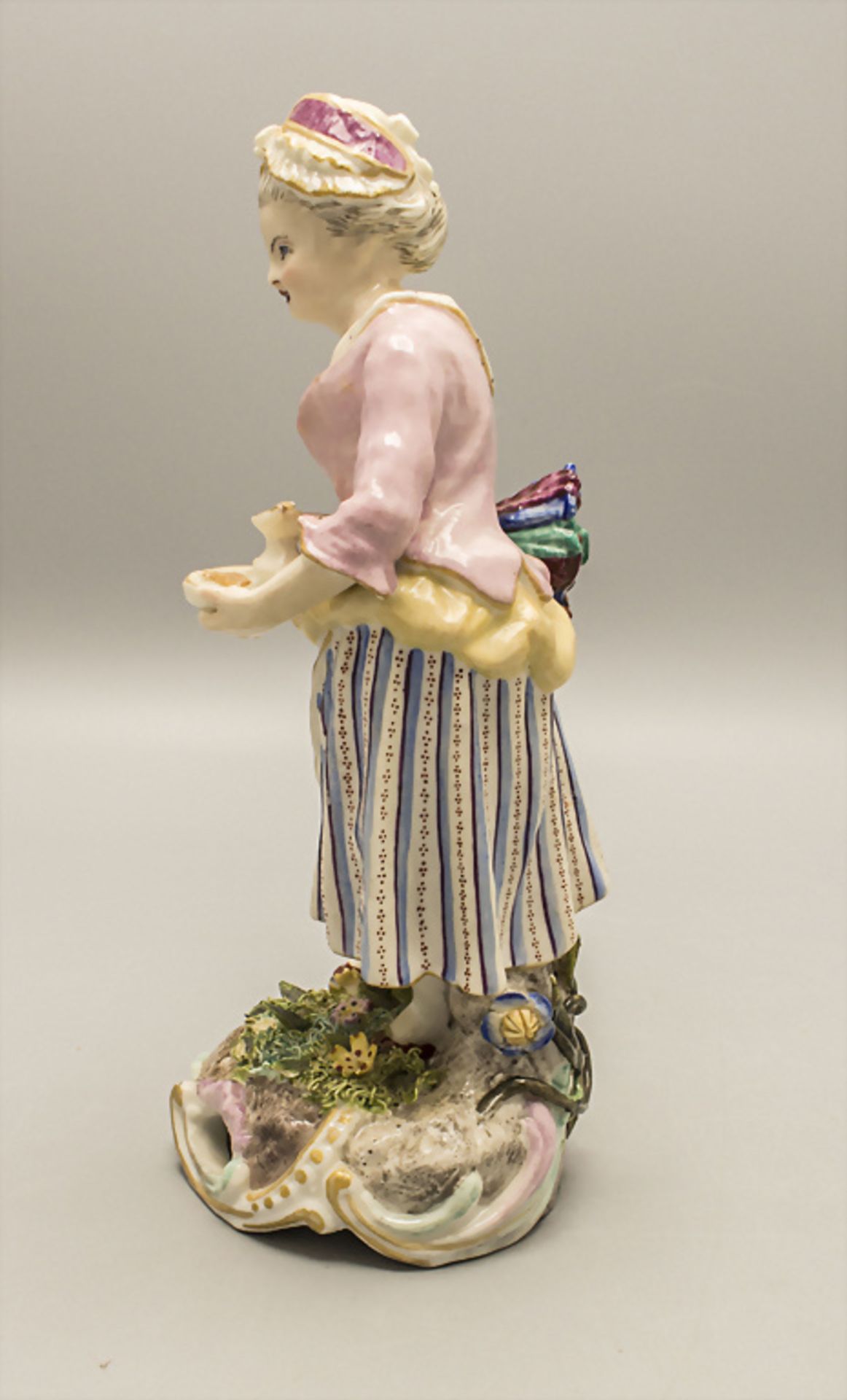 Figur eines Hausmädchens / A figure of a housemaid, wohl Ende 18. Jh. - Image 4 of 5