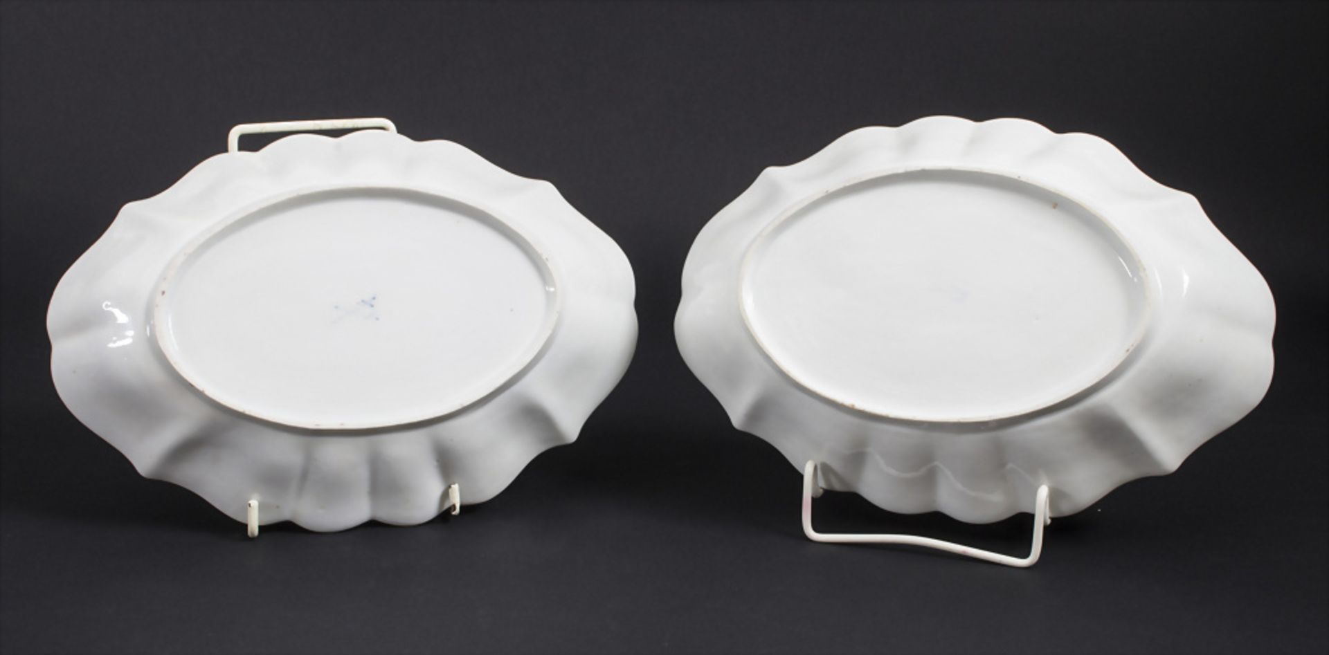 Paar Schalen mit erhabenen Blumen / A pair of bowls with raised flowers, Meissen, um 1745 - Bild 2 aus 5