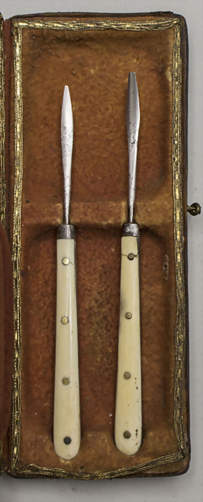 Handarbeitsutensilien in Lederetui / Two handwork utensils in a case, um 1820 - Bild 3 aus 3