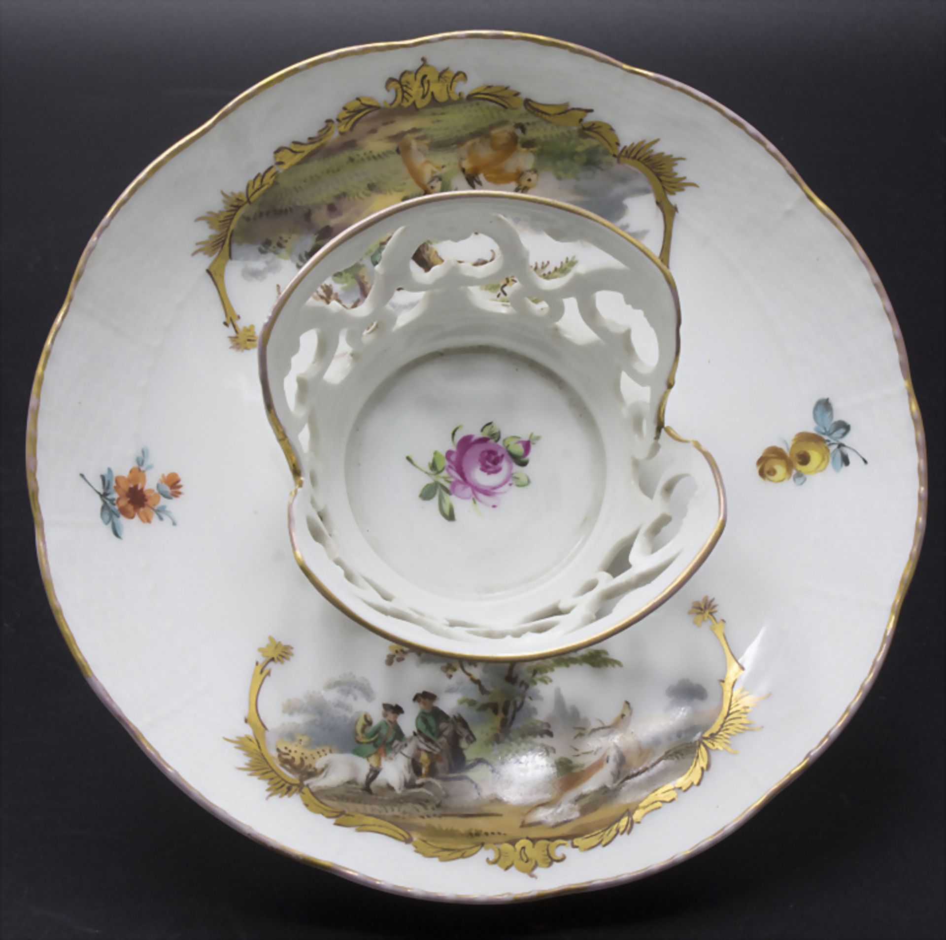 Untertasse Trembleuse mit Jagdszenen / A saucer for a chocolat cup with hunting scenes, KPM, ... - Bild 2 aus 6