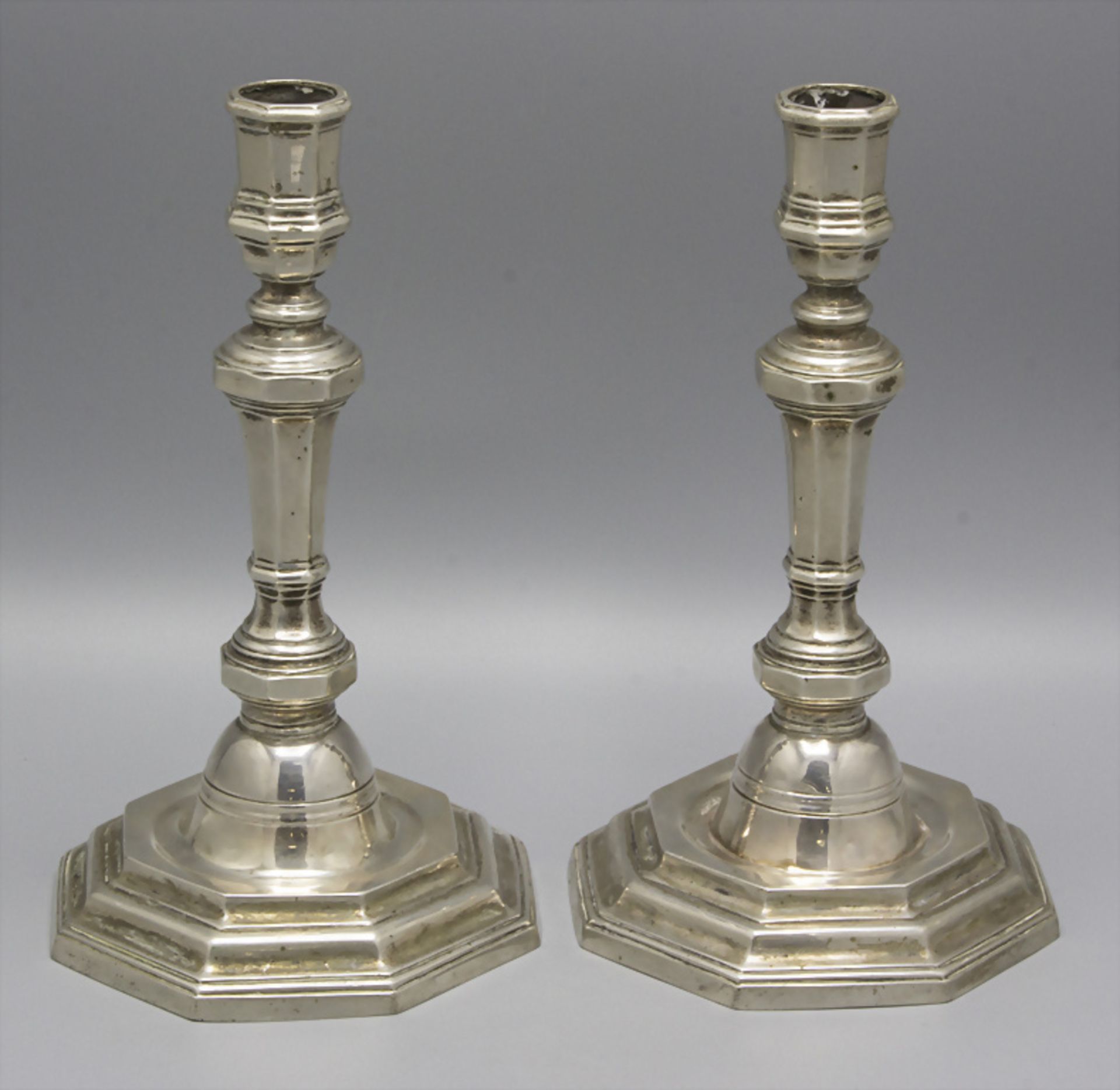 Paar Barock Kerzenleuchter / A pair of Baroque silver candlesticks, 18. Jh. - Bild 2 aus 6