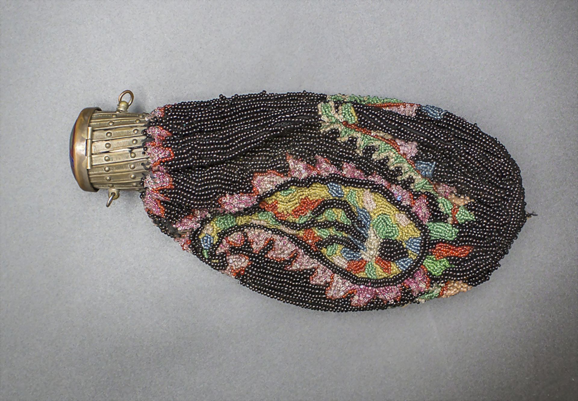 Perlbeutel mit floralem Dekor / A pearl bag with floral ornaments, 19. Jh. - Bild 2 aus 5