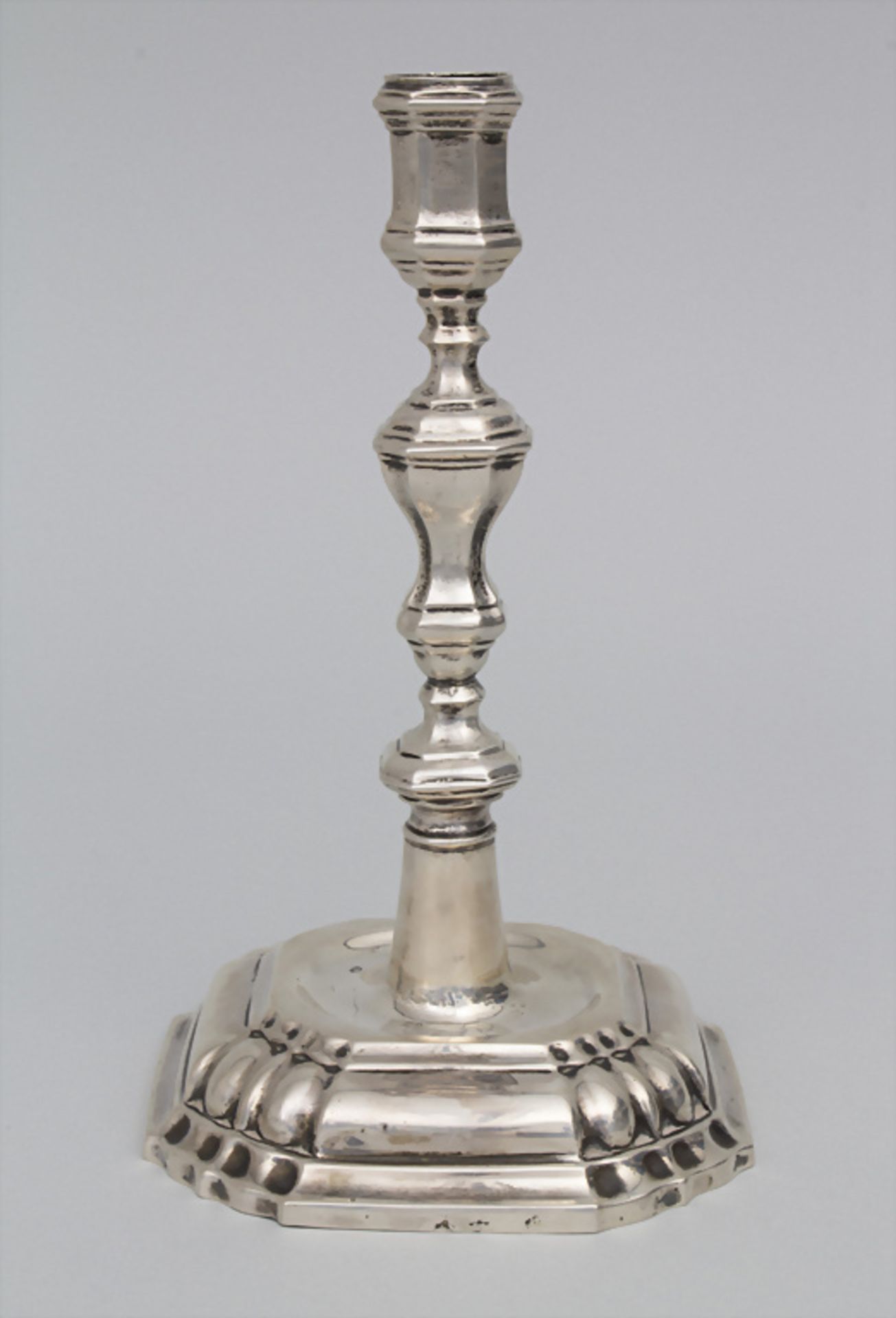 Paar Barock Leuchter / A pair of Baroque silver candlesticks, wohl deutsch, um 1740 - Bild 2 aus 6