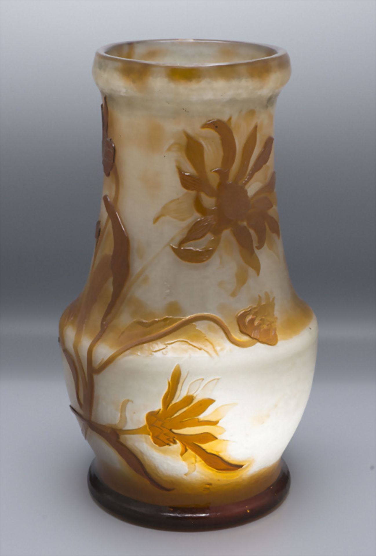 Jugendstil Vase mit Chrysanthemen / An Art Nouveau cameo glass vase with Chrysanthemum, Emile ...