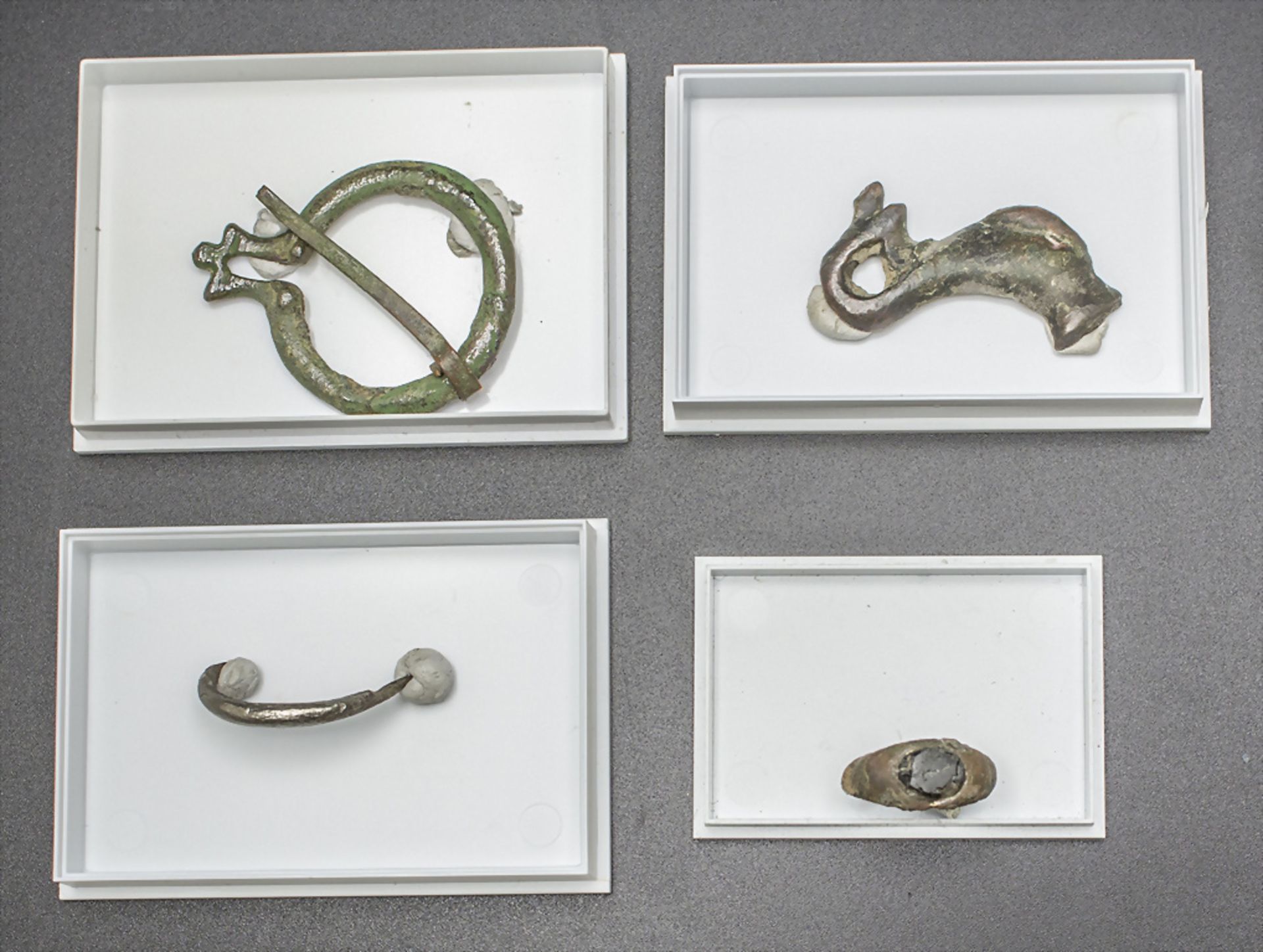 Konvolut aus 3 römischen Fibeln und einem Ring / A set of 3 Roman fibulas and a ring - Image 2 of 2
