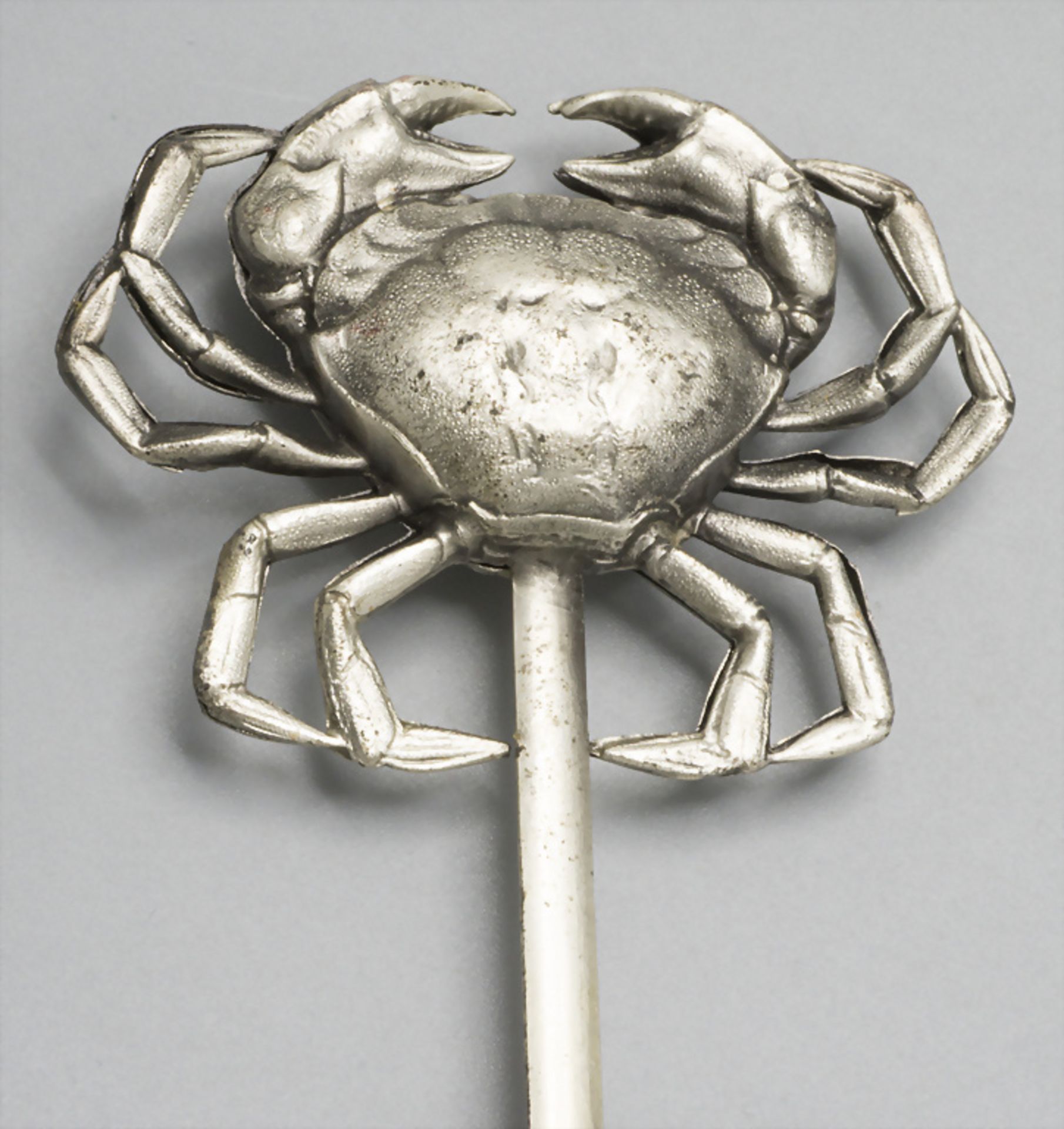 Dekorativer Fischspieß / A decorative skewer with a crab, H. France C., 1870-1890 - Bild 2 aus 3