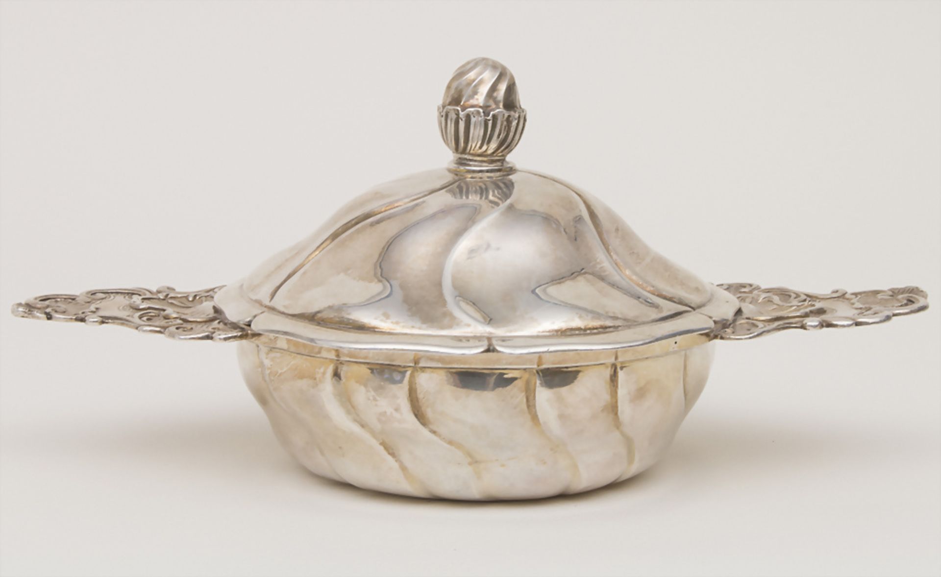 Legumier / Wöchnerinnenschüssel / Ecuelle / A silver tureen, Ferdinand Arpin, Paris, um 1890