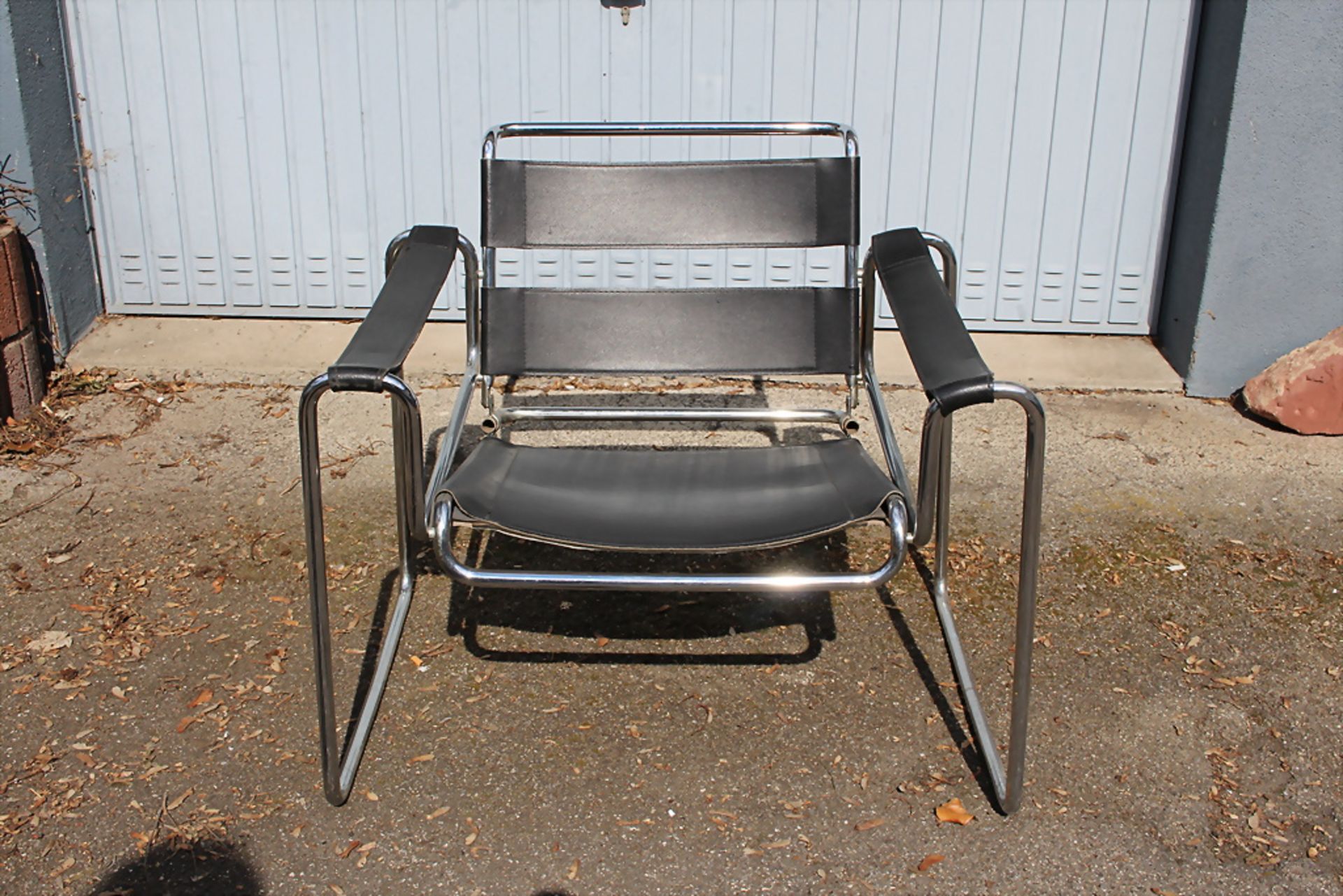 (2/3) Armlehnstuhl im Stil des 'Wassily-Chair' von Marcel Breuer, Bauhausklassiker / A chair ...
