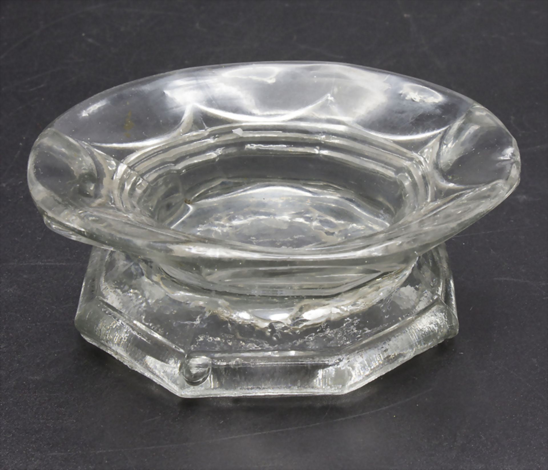 Frühes gefußtes Glasschälchen / An early footed glass dish, 18. Jh. oder früher