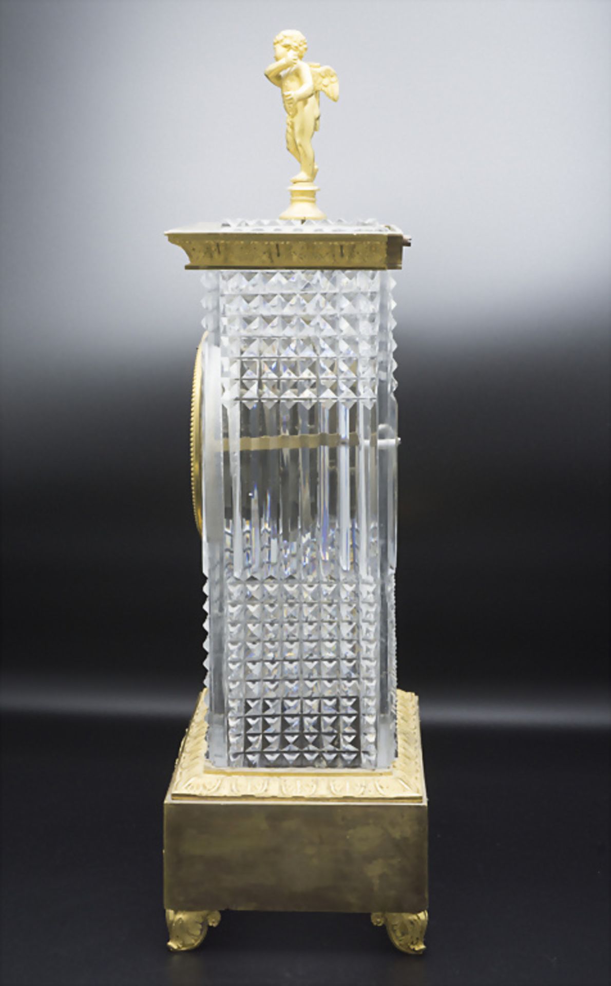 Kristallglas und Bronze Pendule mit Amorette / A French ormolu-mounted moulded cystal clock, ... - Bild 5 aus 7