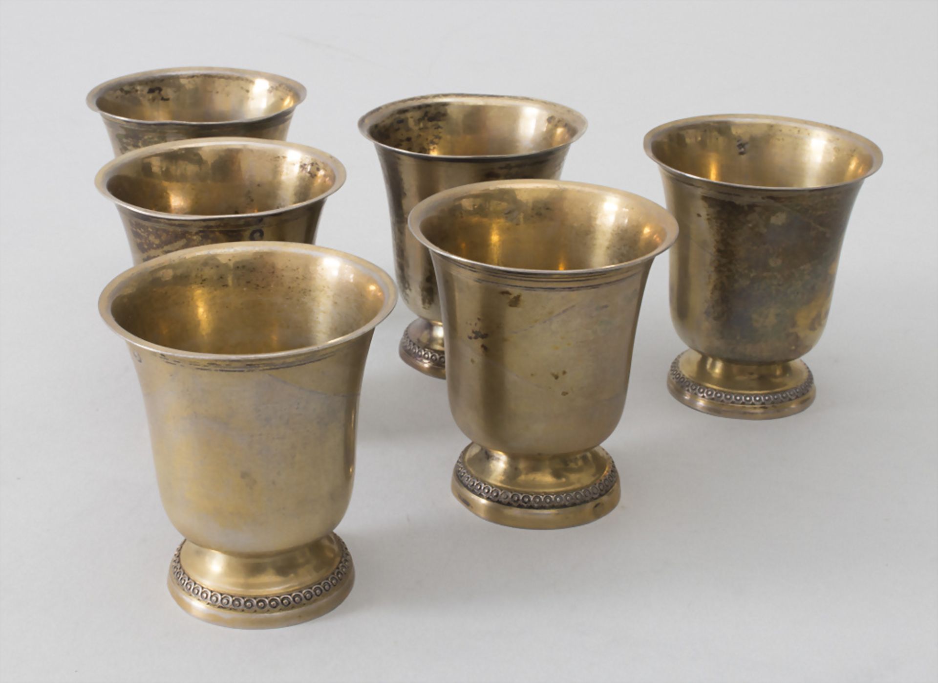 6 Miniatur Glockenbecher / 6 miniature silver beakers / 6 miniature gobelets en argent massif ...