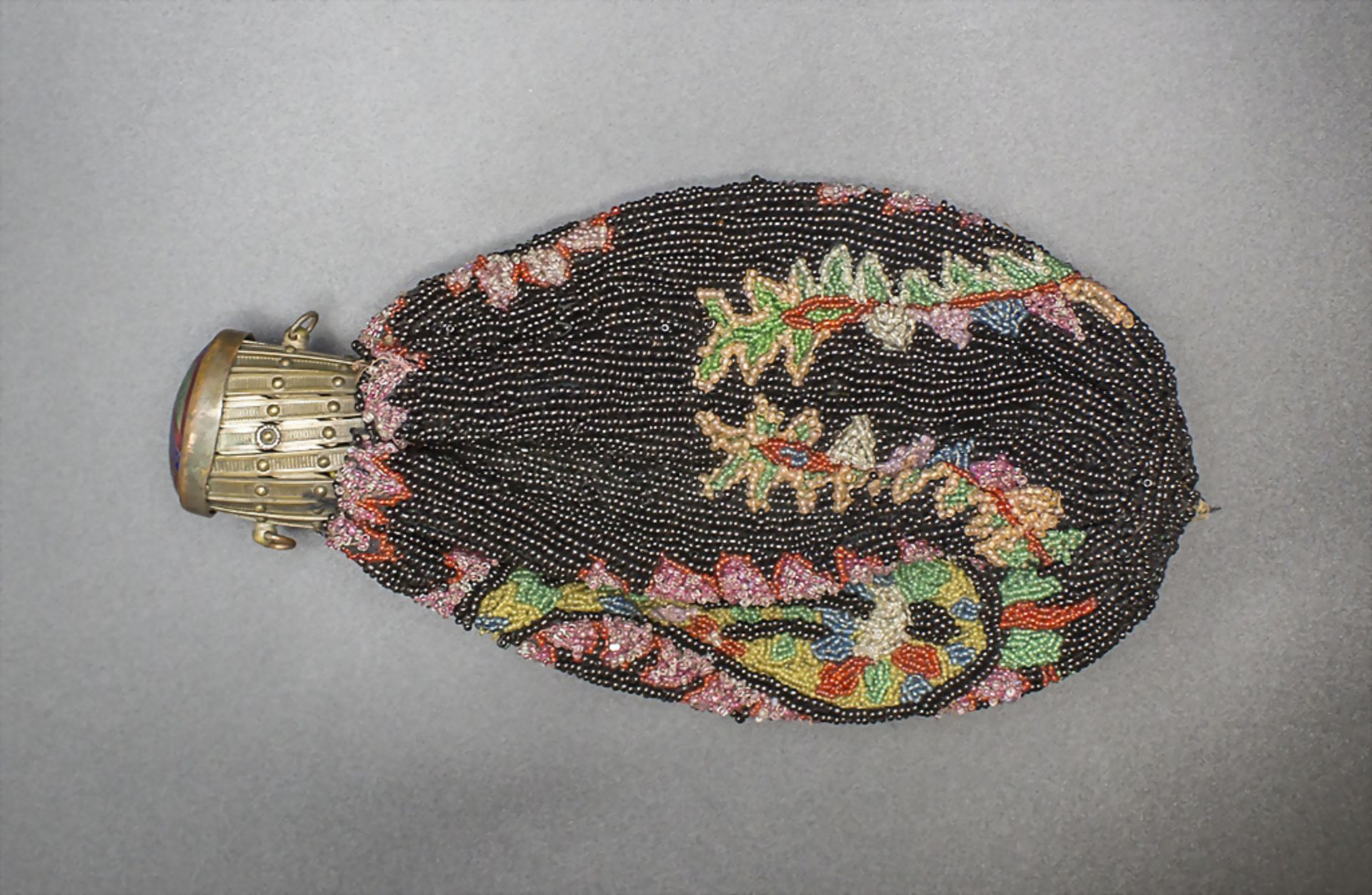 Perlbeutel mit floralem Dekor / A pearl bag with floral ornaments, 19. Jh.