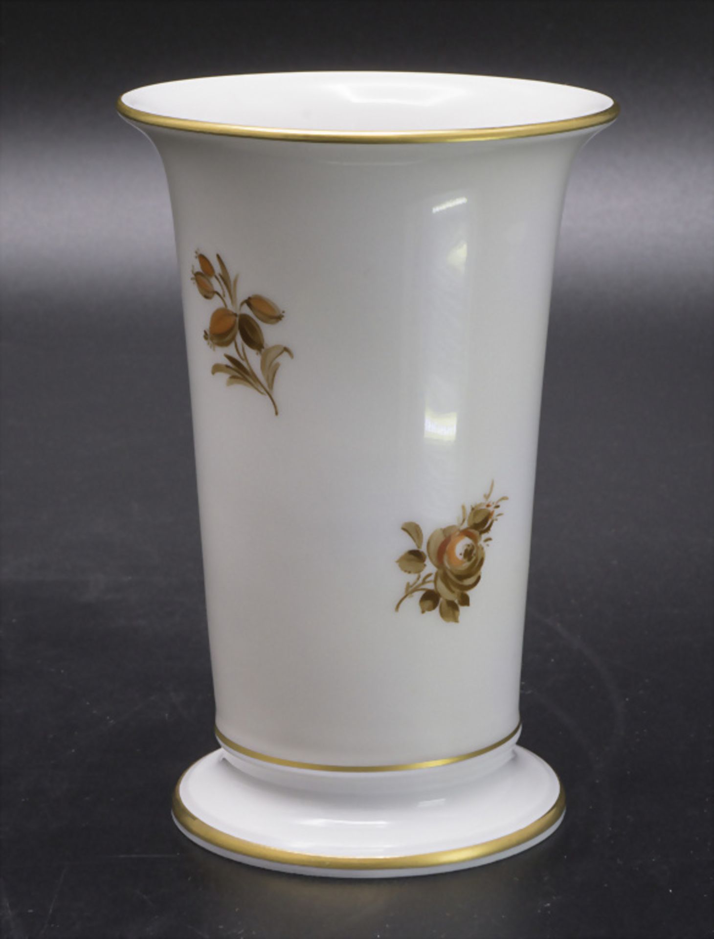 Kleine Trichtervase mit feiner Blumenmalerei / A small vase with flowers, Meissen, 2. Hälfte ... - Bild 3 aus 5