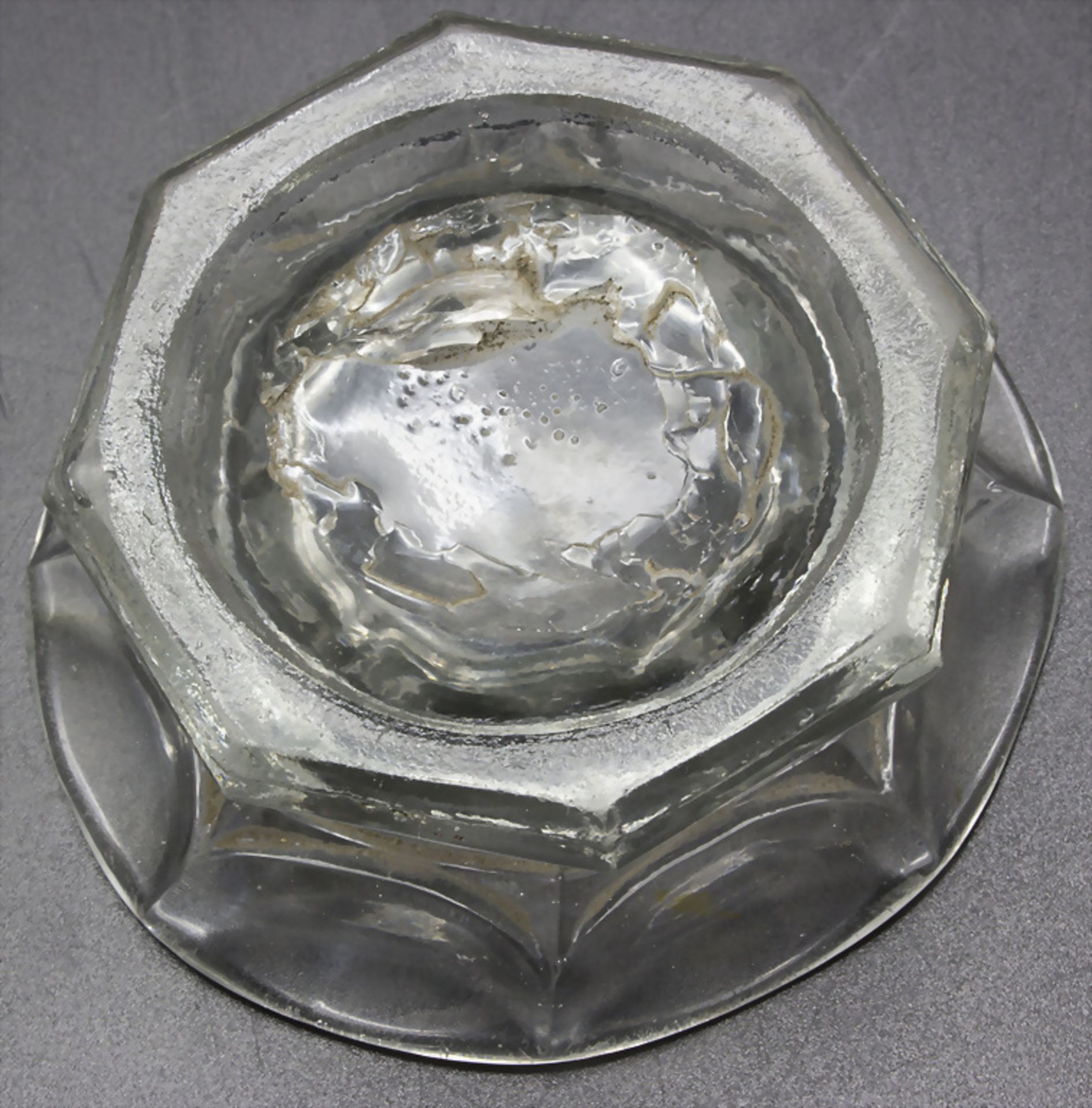 Frühes gefußtes Glasschälchen / An early footed glass dish, 18. Jh. oder früher - Bild 3 aus 3