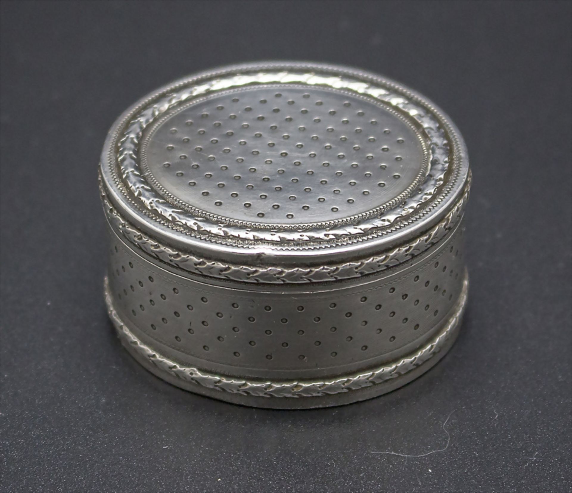 Silberdose, Tabatière / Boite en argent massif / A silver box, Frankreich, 18./19. Jh.