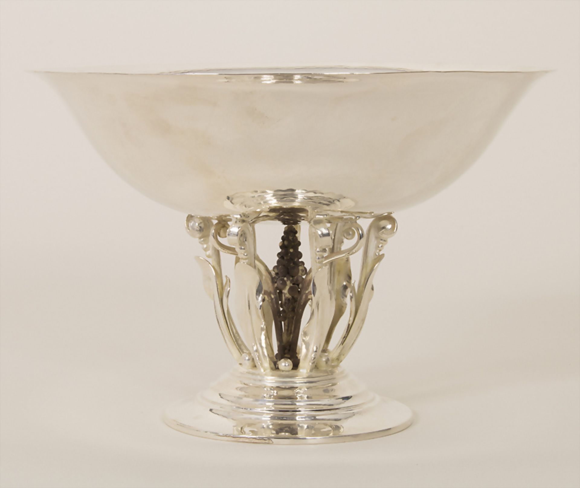 Fußschale mit Beeren / A sterling silver footed bowl with berries', Georg Jensen, Kopenhagen / ...