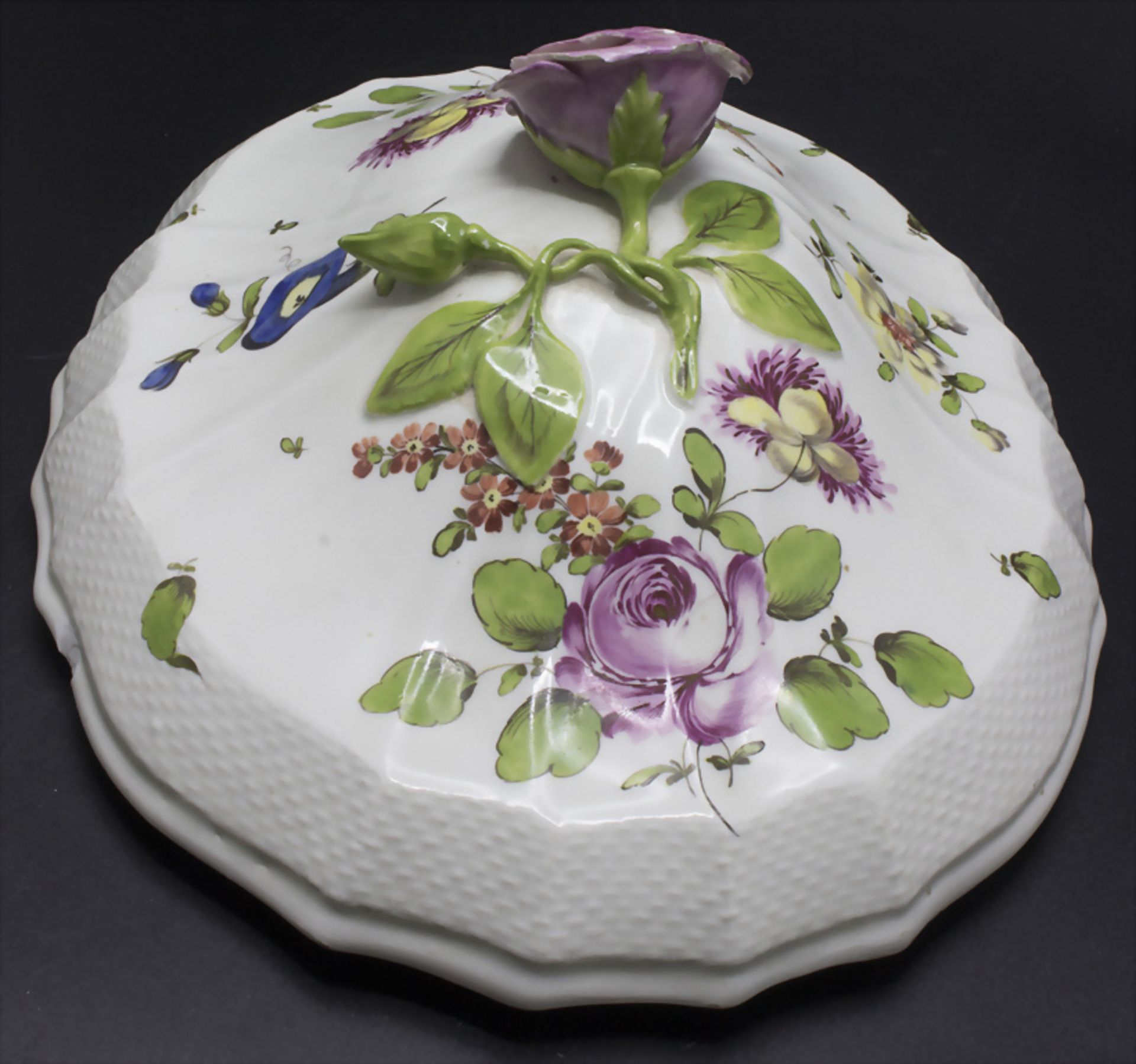 Große Deckelterrine mit Blumenmalerei / A covered tureen with flowers, Wien, 2. Hälfte 18. Jh. - Bild 7 aus 14