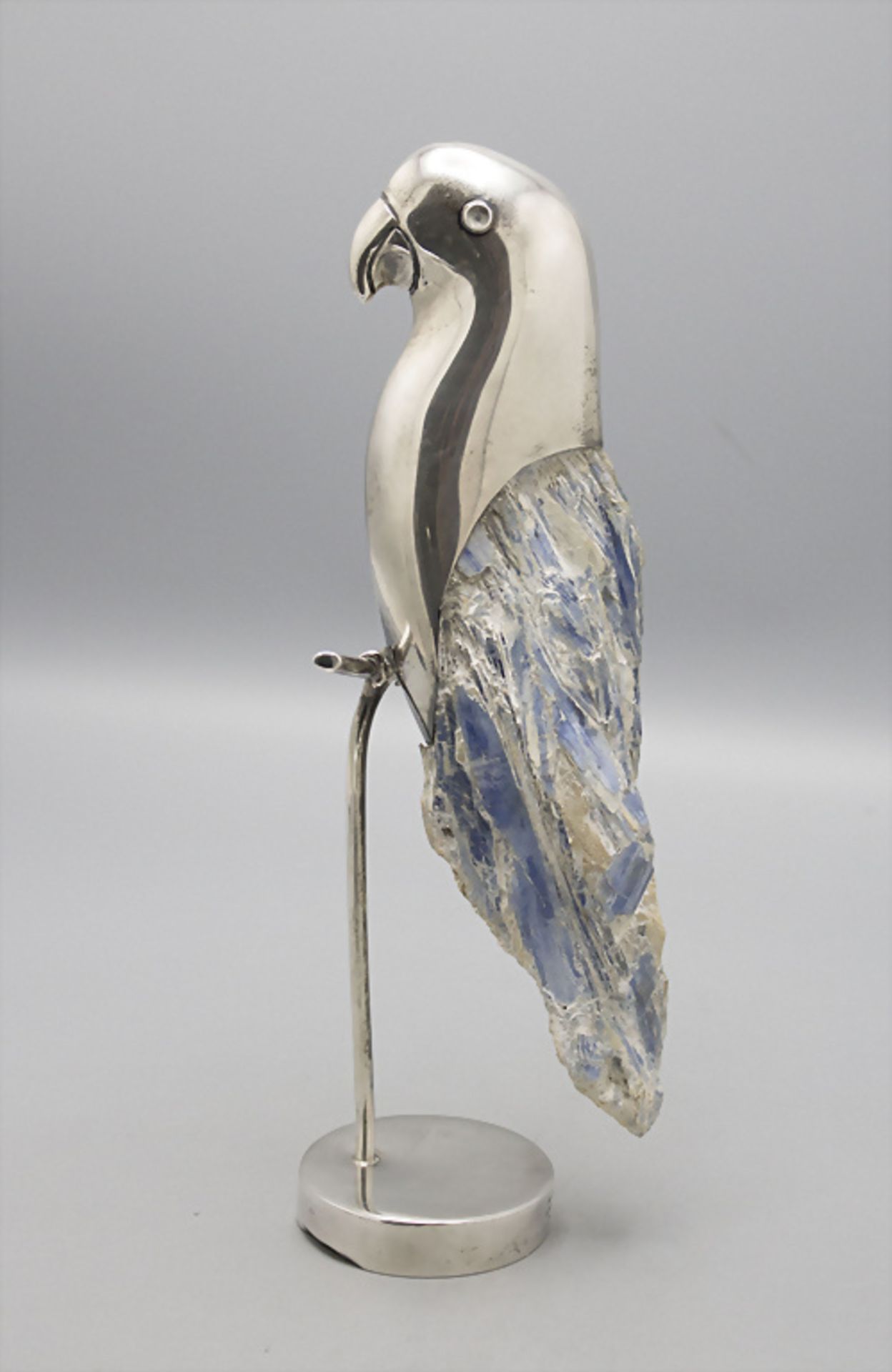 Papagei / A silver and kyanite sculpture of a parrot, 20. Jh.