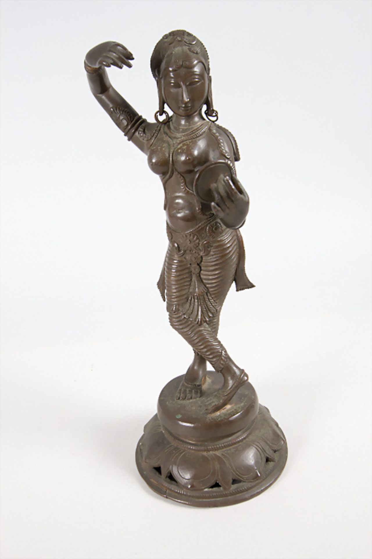 Bronzeplastik einer Tempeltänzerin / A bronze figure of a temple dancer, Indien, frühes 20. Jh.