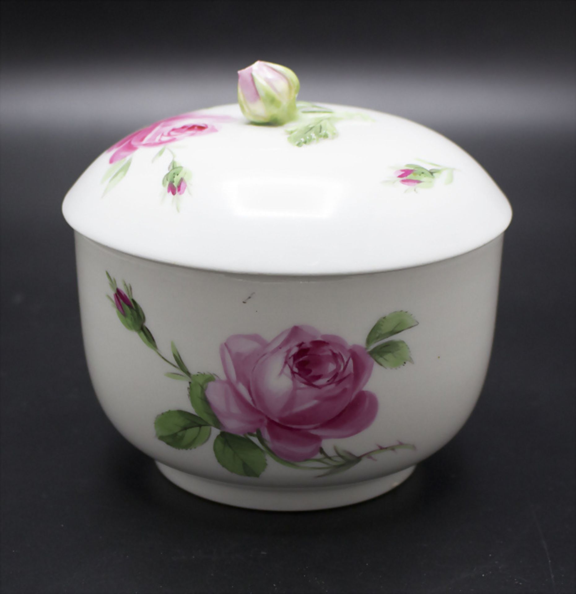 Zuckerdose 'Rote Rose' / A lidded sugar bowl with roses, Meissen, 2. Hälfte 19. Jh.