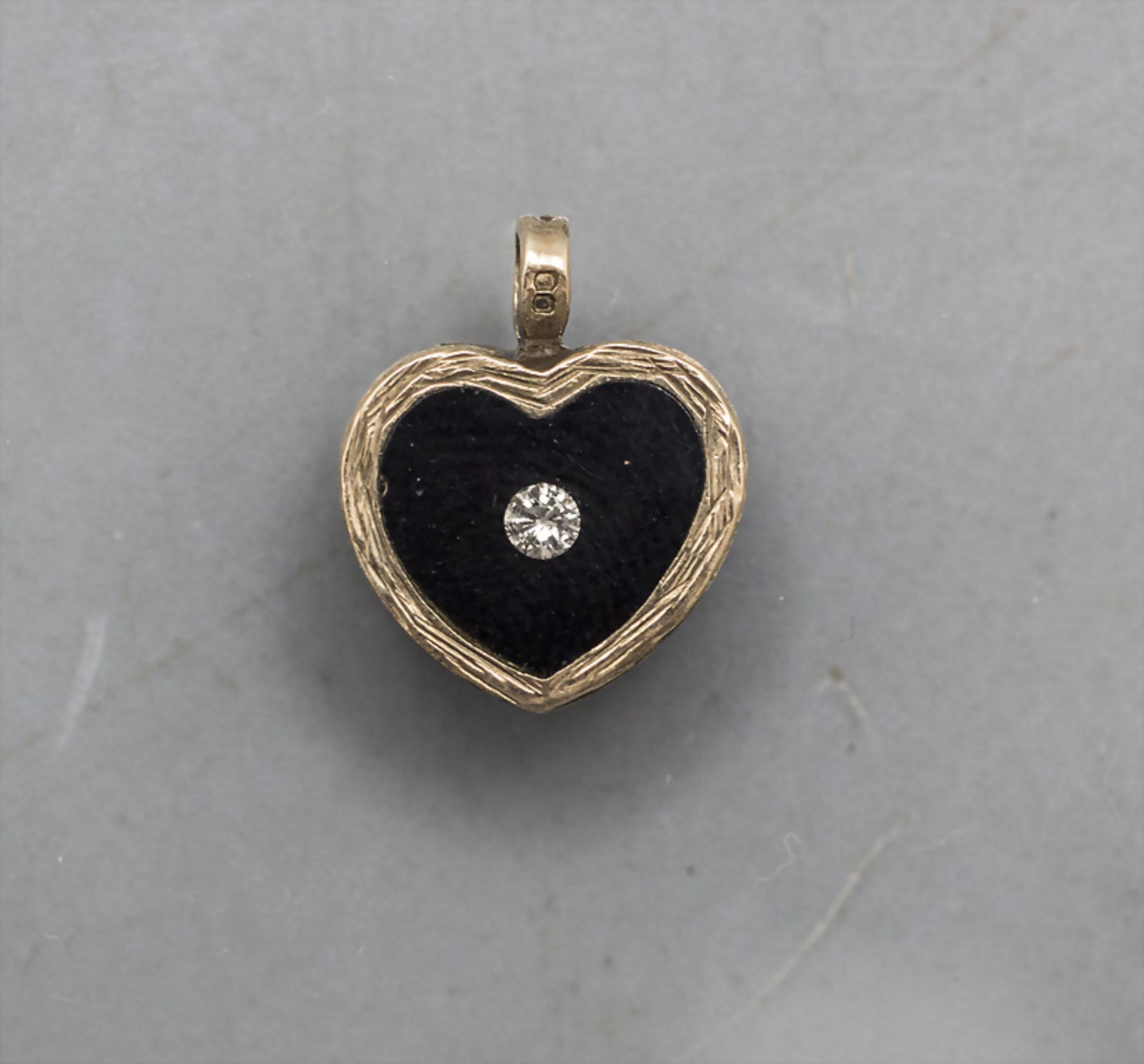 Herzanhänger mit Diamant / A heart shaped pendant with diamond