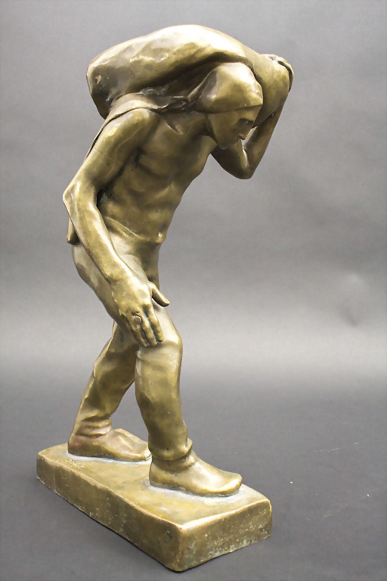 Julius OBST (1878-1939), Bronzeplastik 'Sackträger', deutsch, 1906