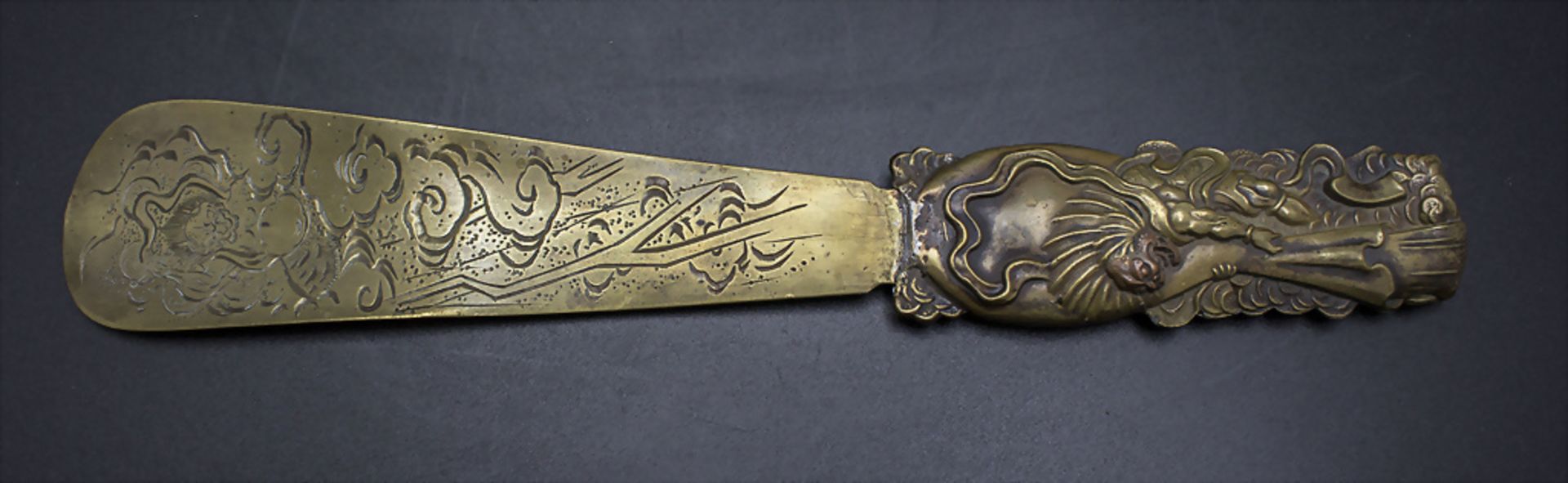 Schuhlöffel mit Fabelwesen / Yōkai / A bronze shoehorn with mythical creatures, Meiji-Periode, ...