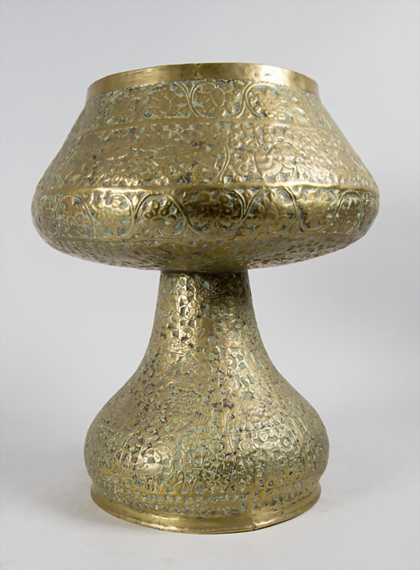 Orientalische Fußschale / An Oriental footed bowl, wohl Persien, um 1920