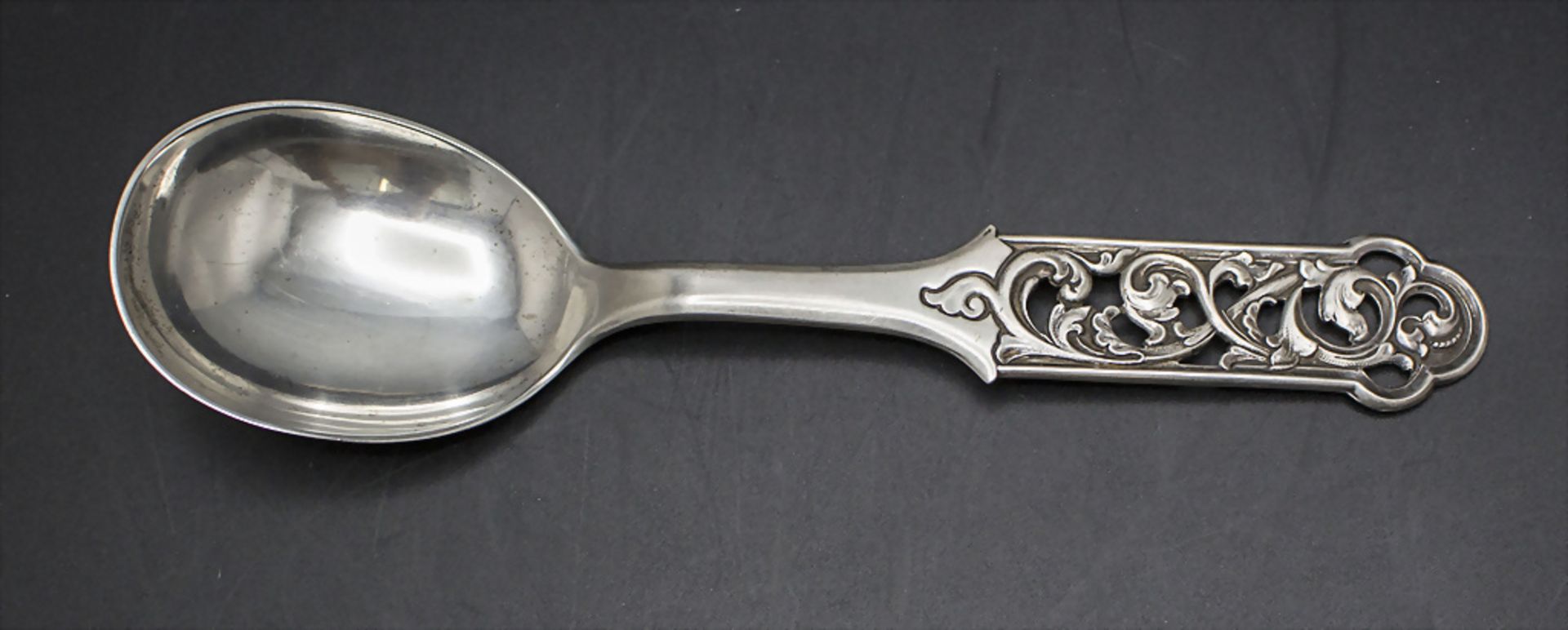 Akanthus Servierlöffel / A silver Acanthus casserole serving spoon, Brodrene Lohne, Bergen, 1. ...