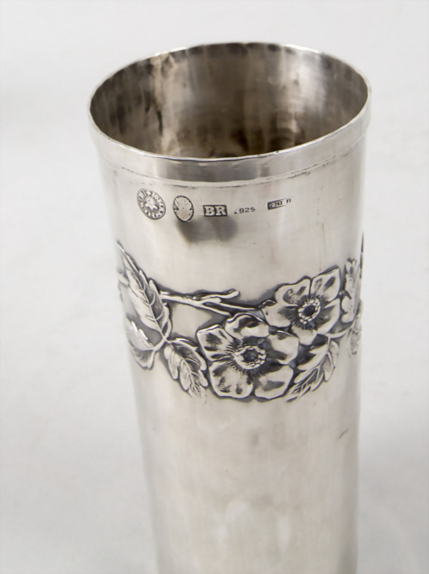 Becher mit Heckenrosendekor / A silver beaker with a wild rose branch, Johannes B, Florenz, um 1970