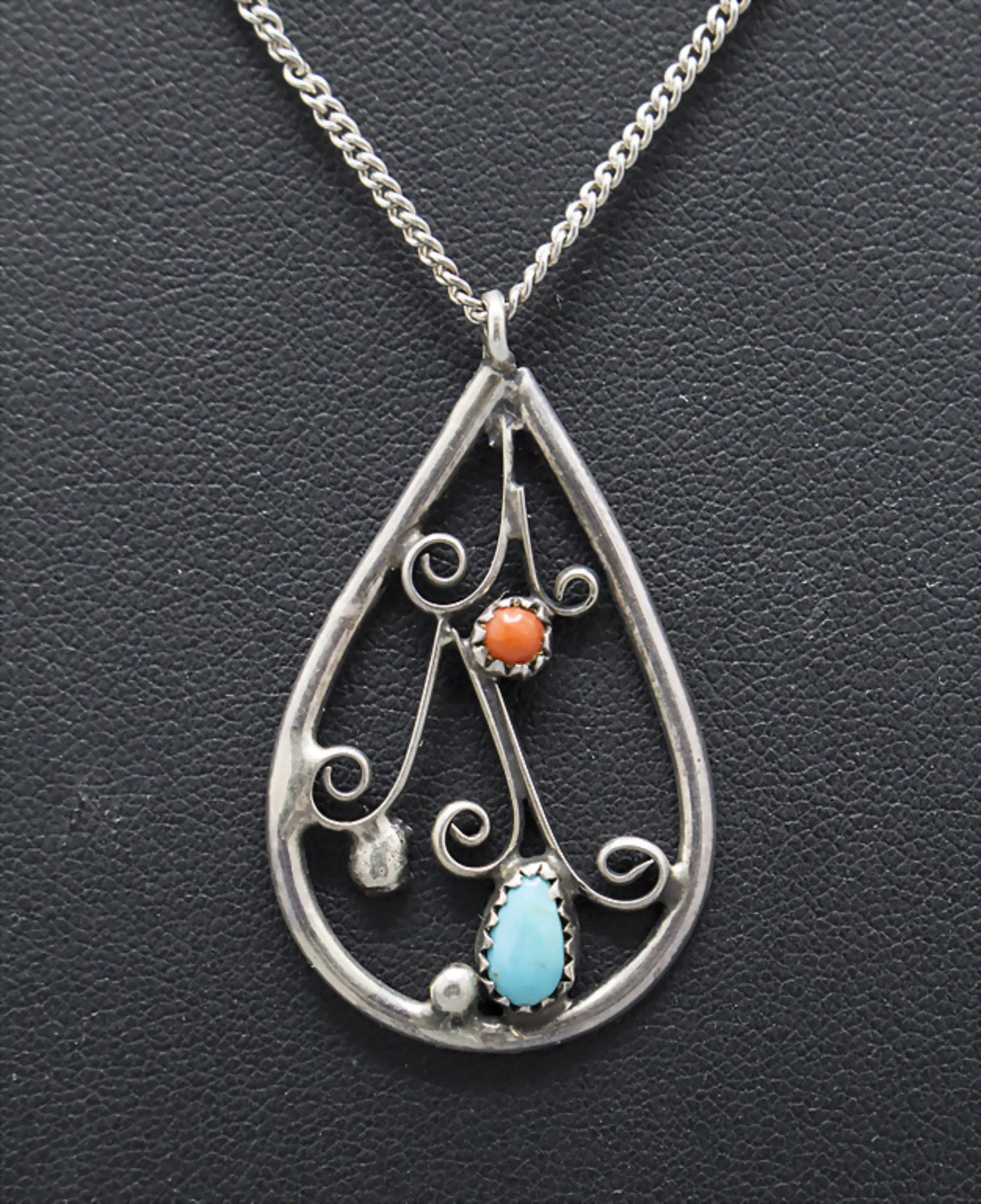 Jugendstil Anhänger mit Kette / An Art Nouveau pendant with necklace