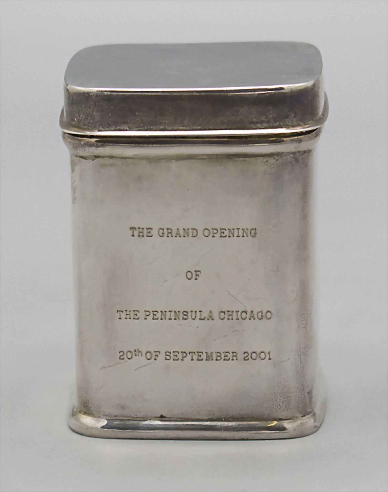 Teedose zur Neueröffnung 'Hotel Peninsula Chicago' / A silver tea caddy, USA, 2001