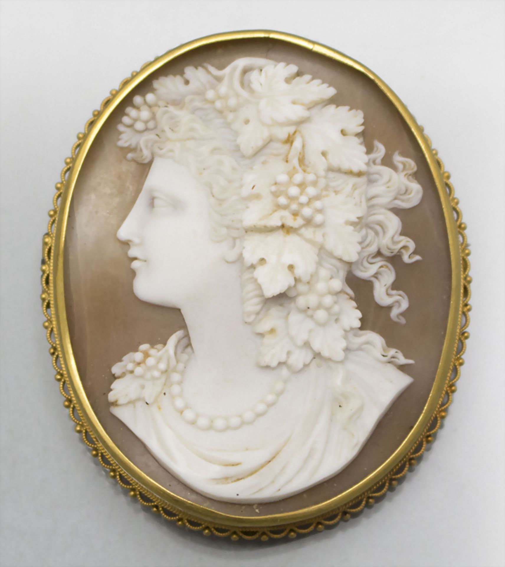 Kamee Brosche / A cameo brooch in an 18 ct golden frame, 19. Jh.